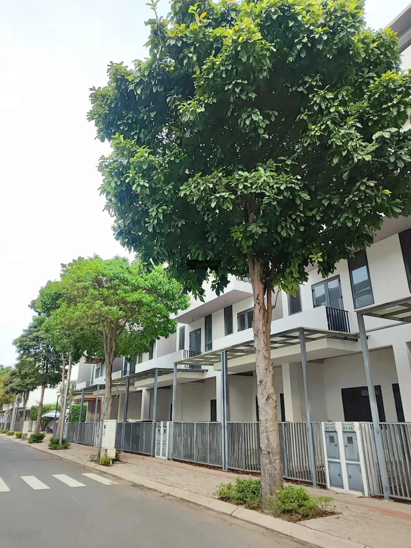 Cần bán nhà 4 tầng mặt tiền công viên rông 6000m2 tại Bến Lức, Long An