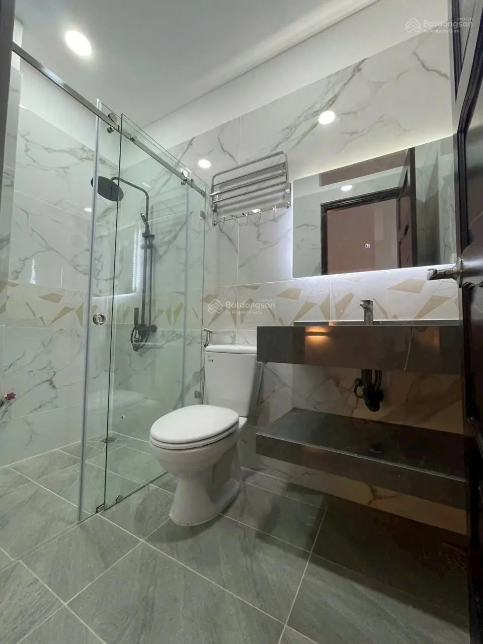 - Bán nhà hẻm 4m Tô Hiệu, P. Tân Thới Hoà, Q. Tân Phú, DT: 4x12m, 2 lầu, sân thượng, giá 6.55 tỷ TL