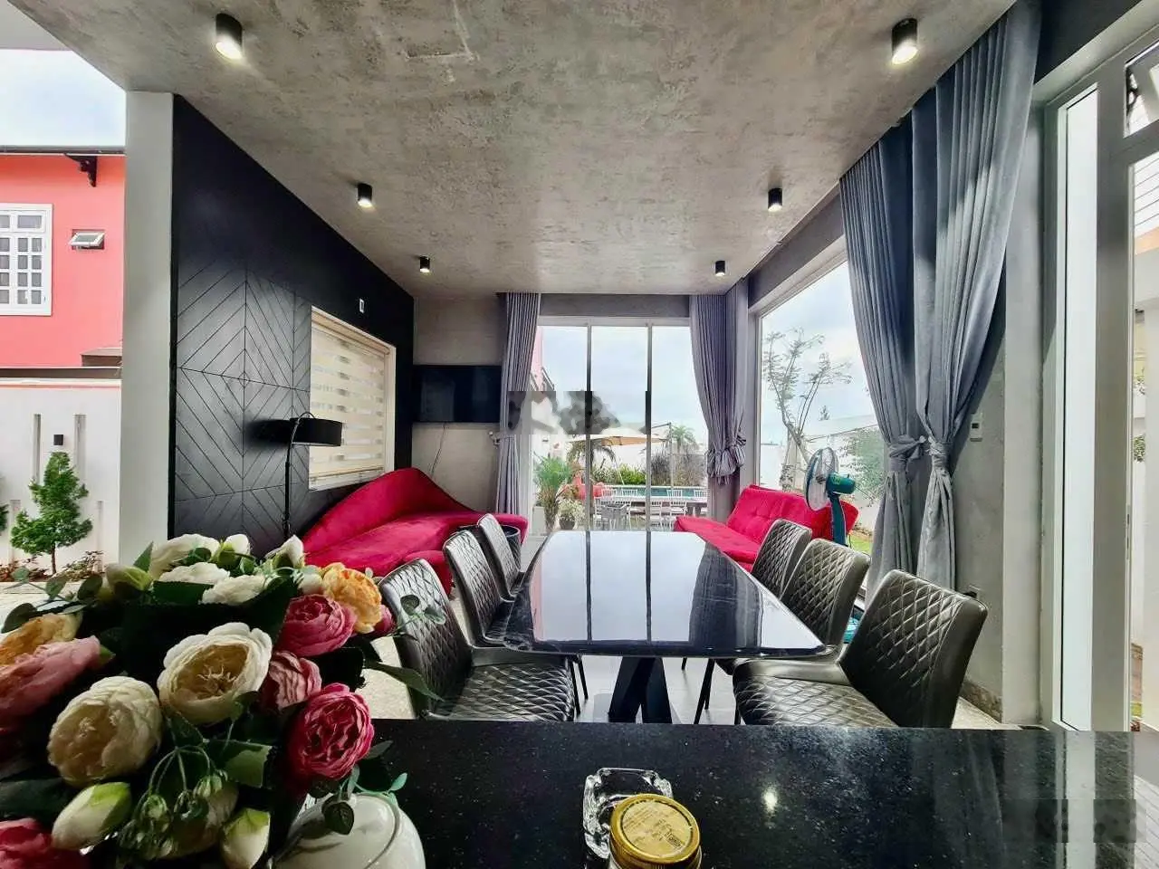 Villa hồ bơi sân vươn Nam Hồ 312m2 nở hậu 3 tầng 4PN - 5WC khai thác doanh thu 75 - 95tr/tháng