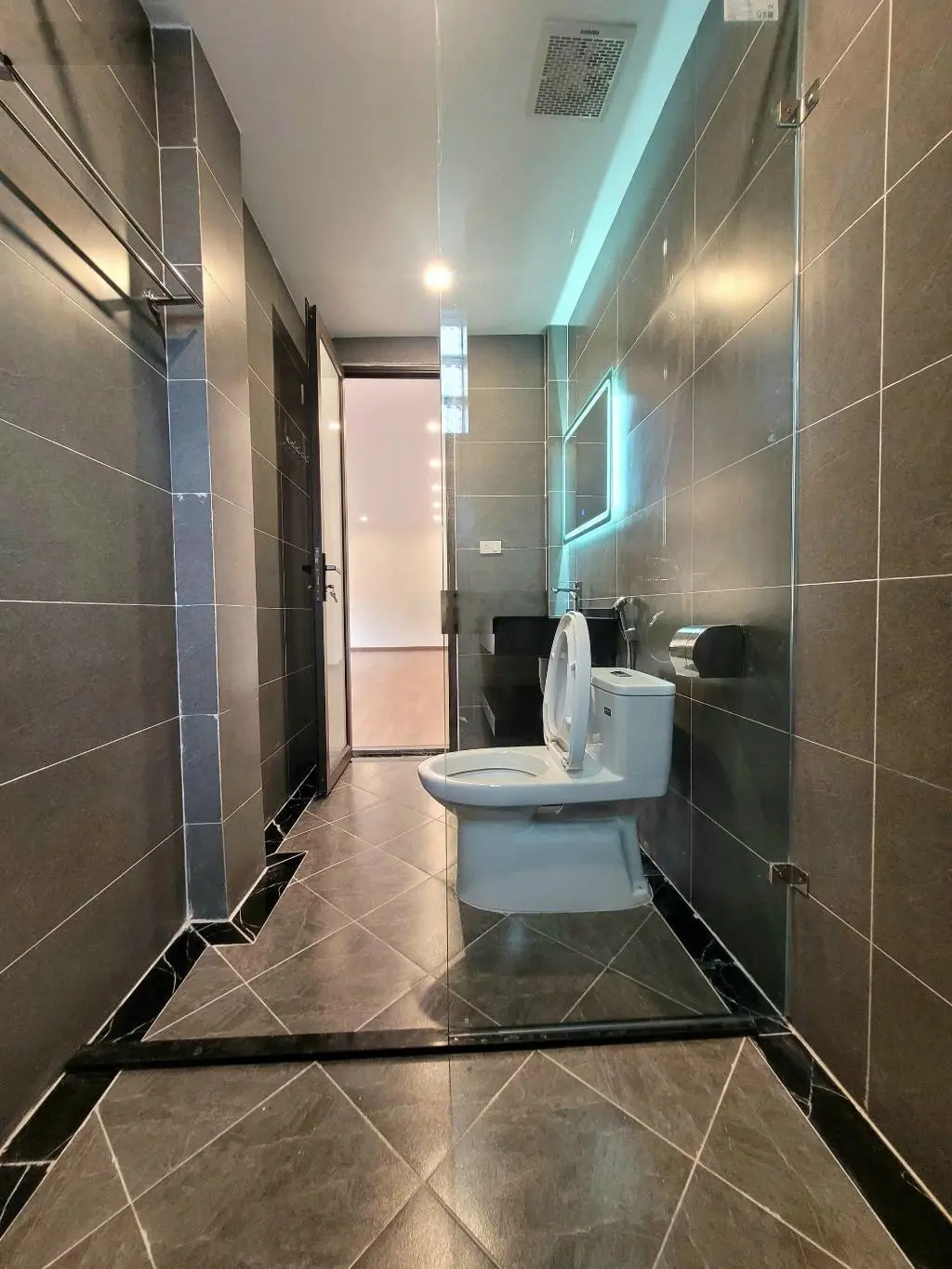 Cổ linh-thạch bàn nhà mới 62m 6 tầng thang máy - full nội thất - ô tô ngủ trong nhà - lô góc
