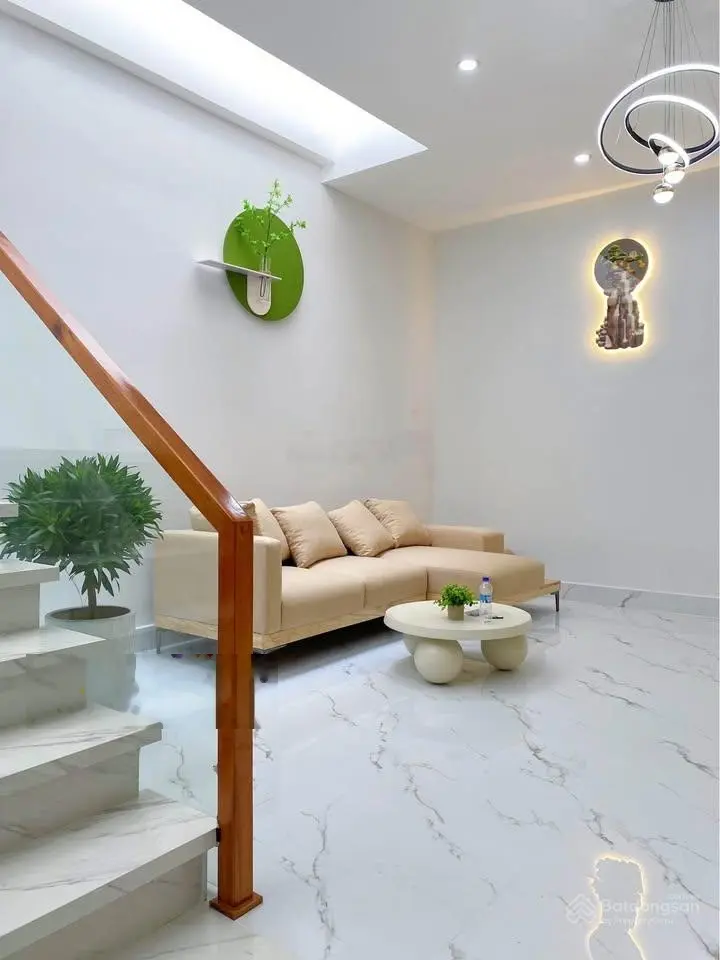 Nhà mới thông ra đường CMT8, đường Nguyễn Hiền, Quận 3. Giá 3,860 tỷ, 60m2. Có hợp đồng thuê 12tr