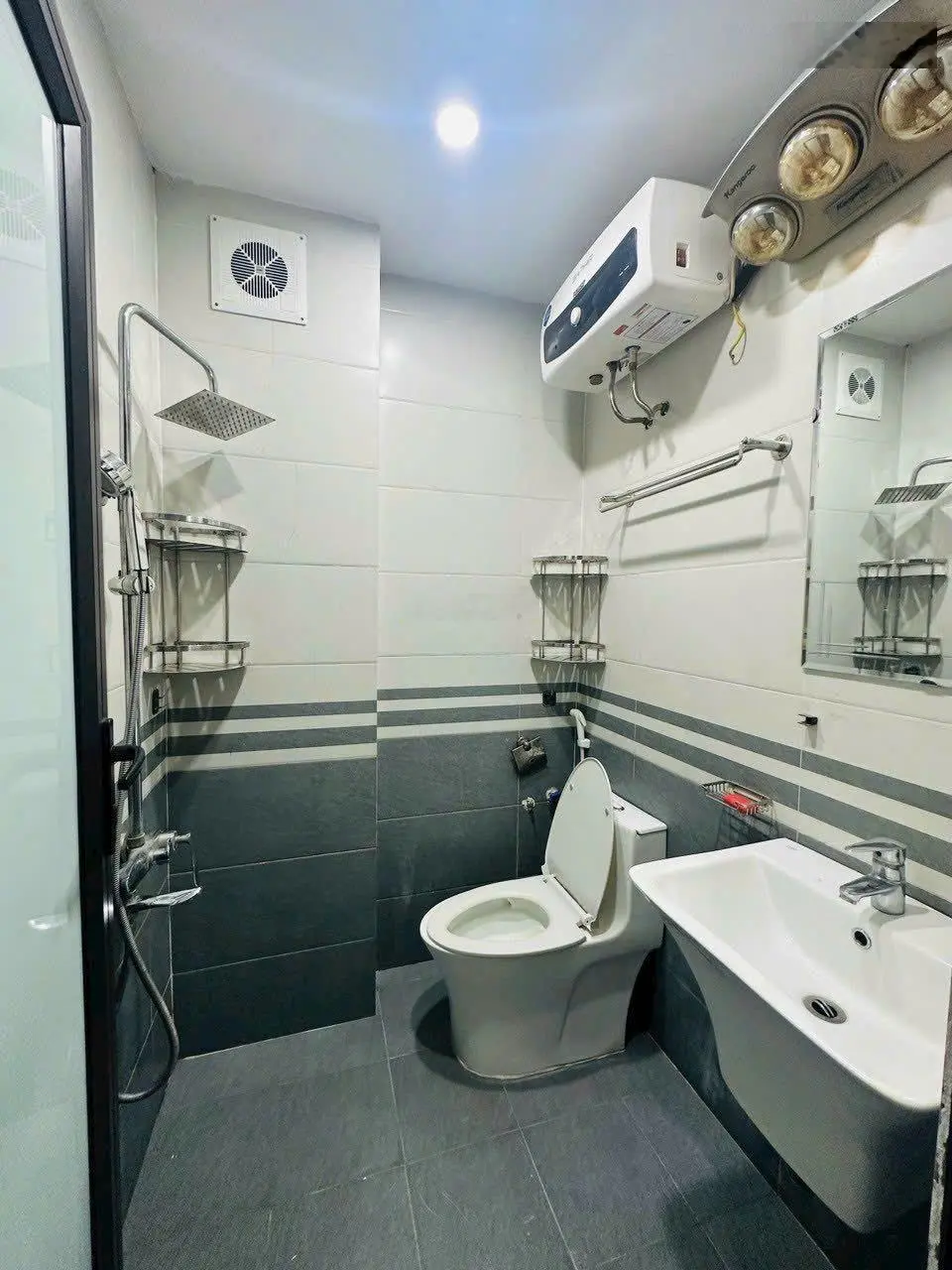 Siêu hiếm Ngô Quyền, Hà Đông, diện tích 34m2, 5 tầng, giá 5,5 tỷ, ô tô đỗ cửa, kinh doanh