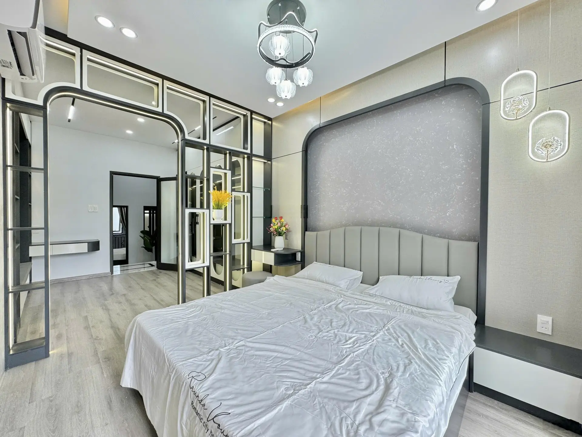 Nhà đẹp Đà Nẵng - Bán nhà 3 tầng Tân Cổ Điển, 3PN, tặng full nội thất, sân oto