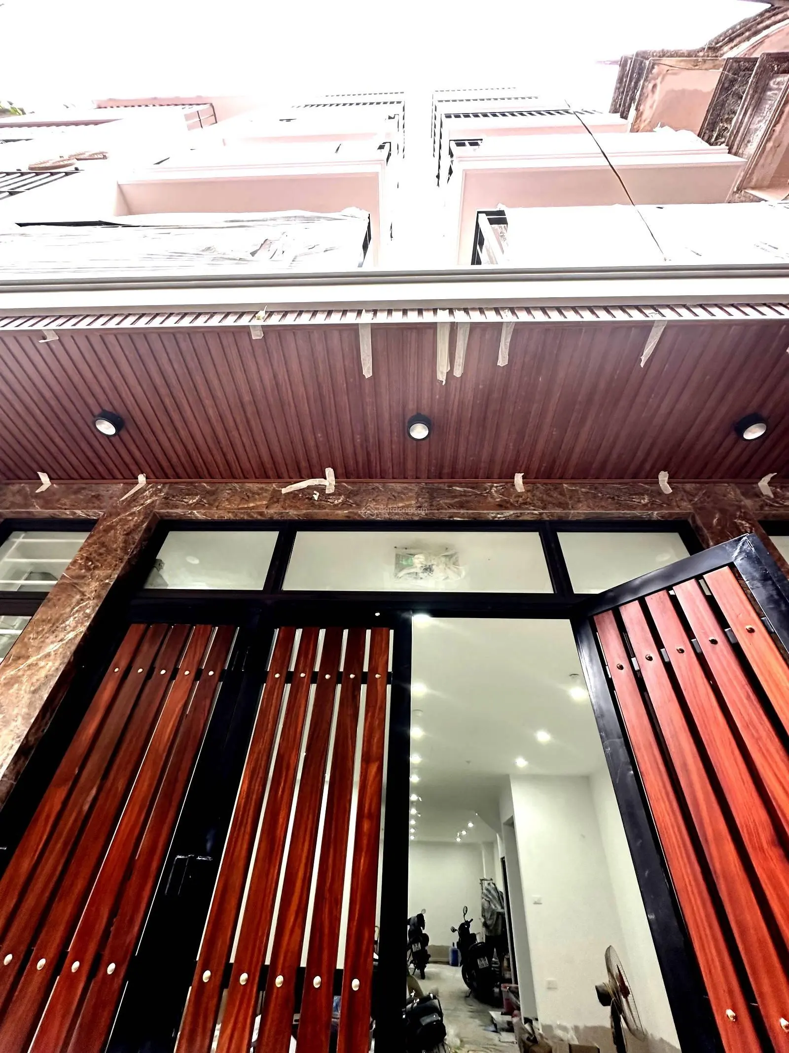 Bán nhà xây mới 100% full nội thất ngõ 66 Võng Thị Diện tích 100m2, 7 tầng, MT 5,7m, giá 26 tỷ