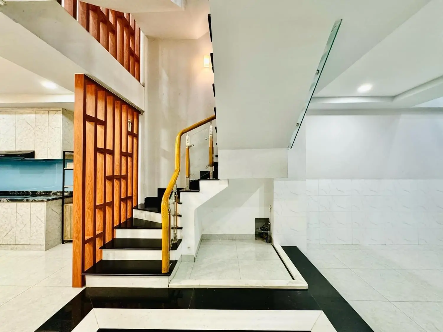 Kẹt tiền bán gấp nhà Trần Quang Diệu Q3. DT 71,76m2/4tỷ280 gần chợ Nguyễn Văn Trỗi cho thuê 36 tr
