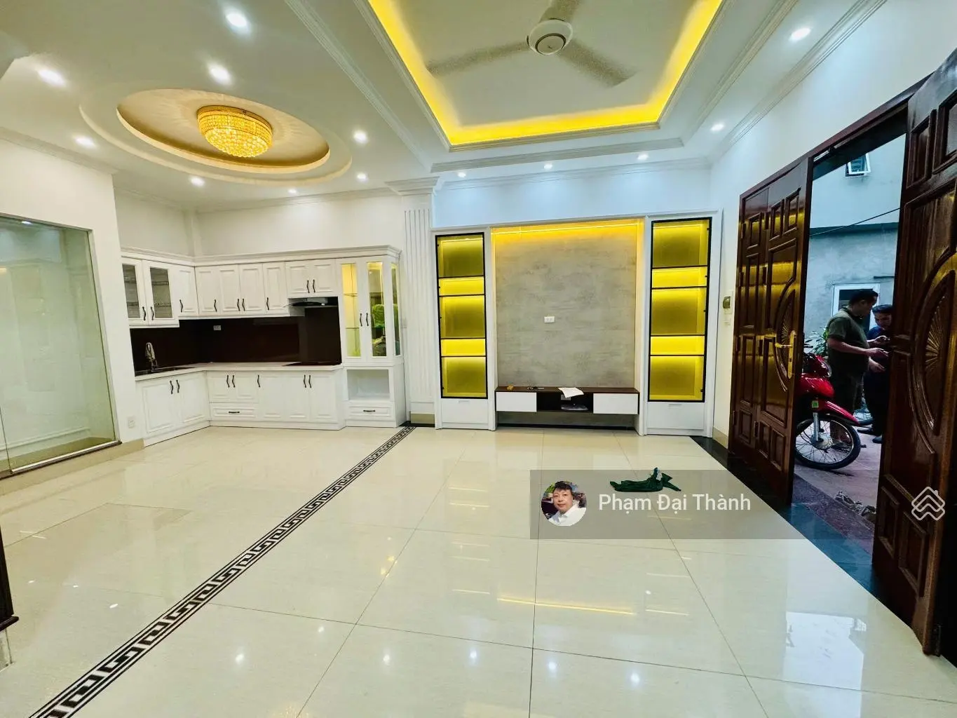 Cực hiếm! Duy nhất căn nhà Phố Trạm, DT 42M2 X 5 tầng x MT 7.5 M, giá chỉ 7.X tỷ. LH 0989819365