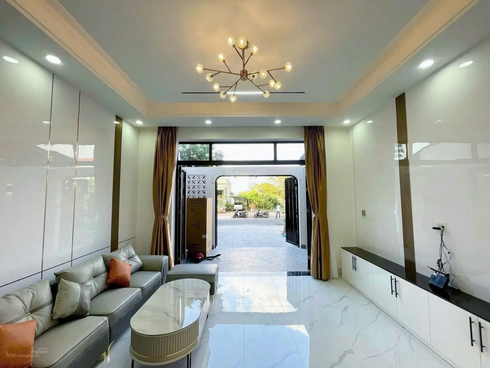 Bán nhà sát Chợ Bình Chánh 10p, nhà khu dân cư SHR giá 1tỷ950 thương lượng