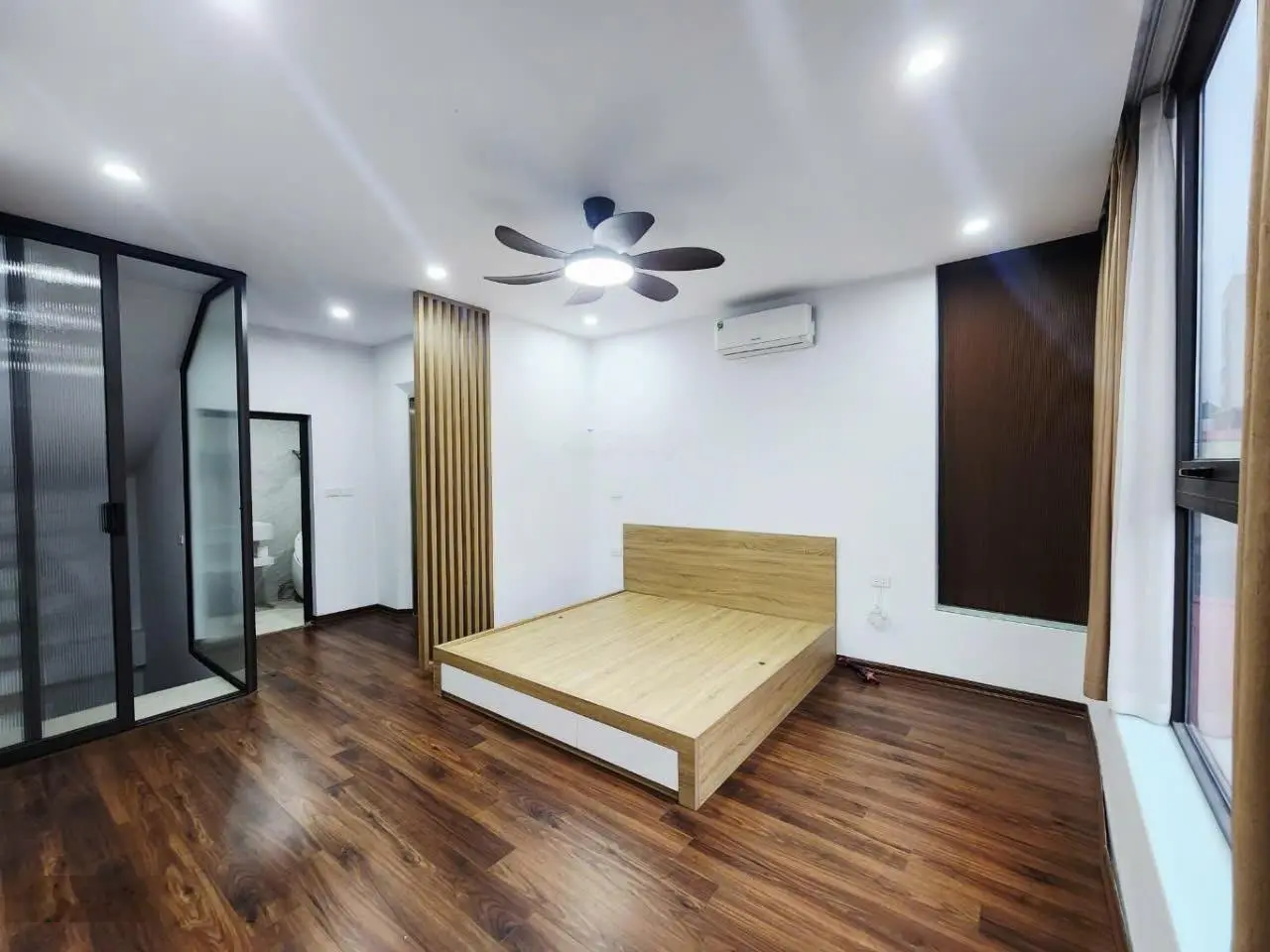 Lô góc - ô tô dừng đỗ 100 cái - gara ô tô - kinh doanh - văn phòng - tiện ích quanh nhà