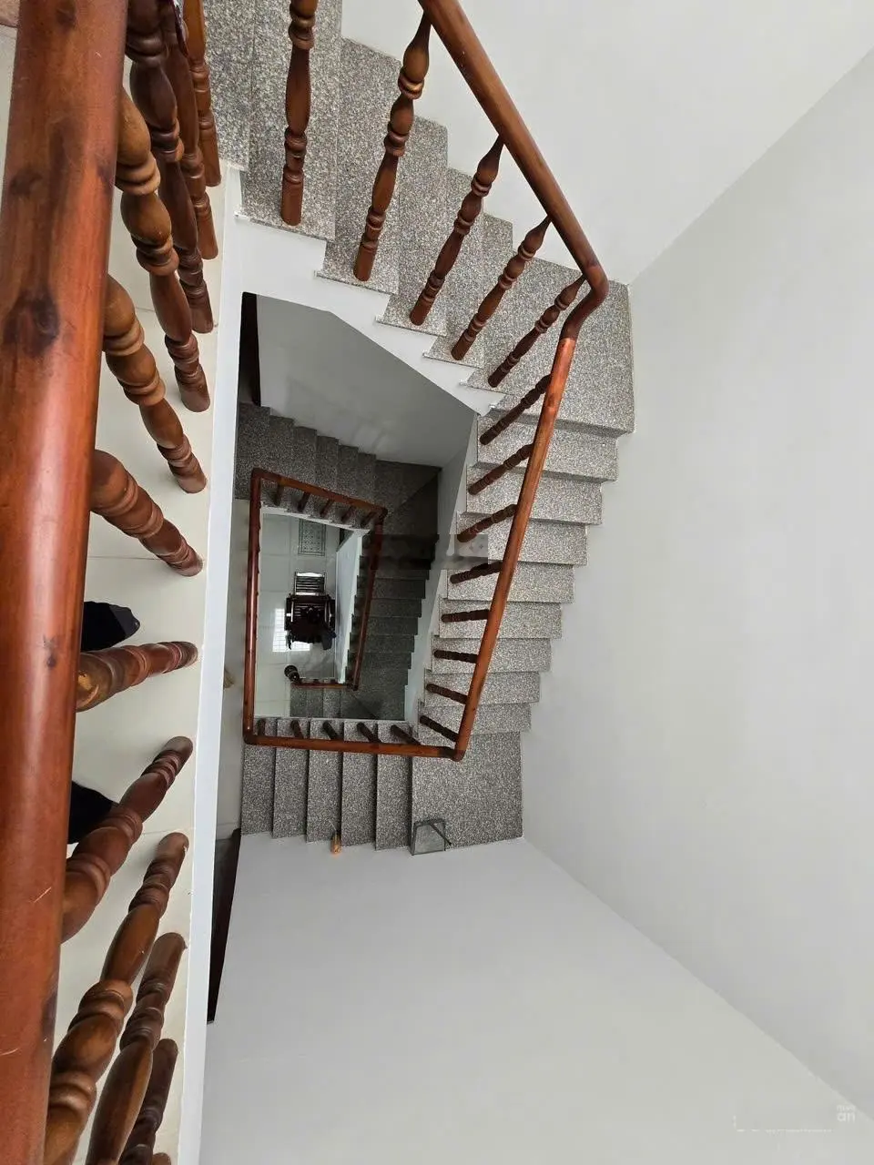 Hẻm xe tải quốc lộ 13 Hiệp Bình Phước, sát bên khu Hồng Long. 5x16m, 1 trệt 2 lầu 4PN, giá 10,3 tỷ