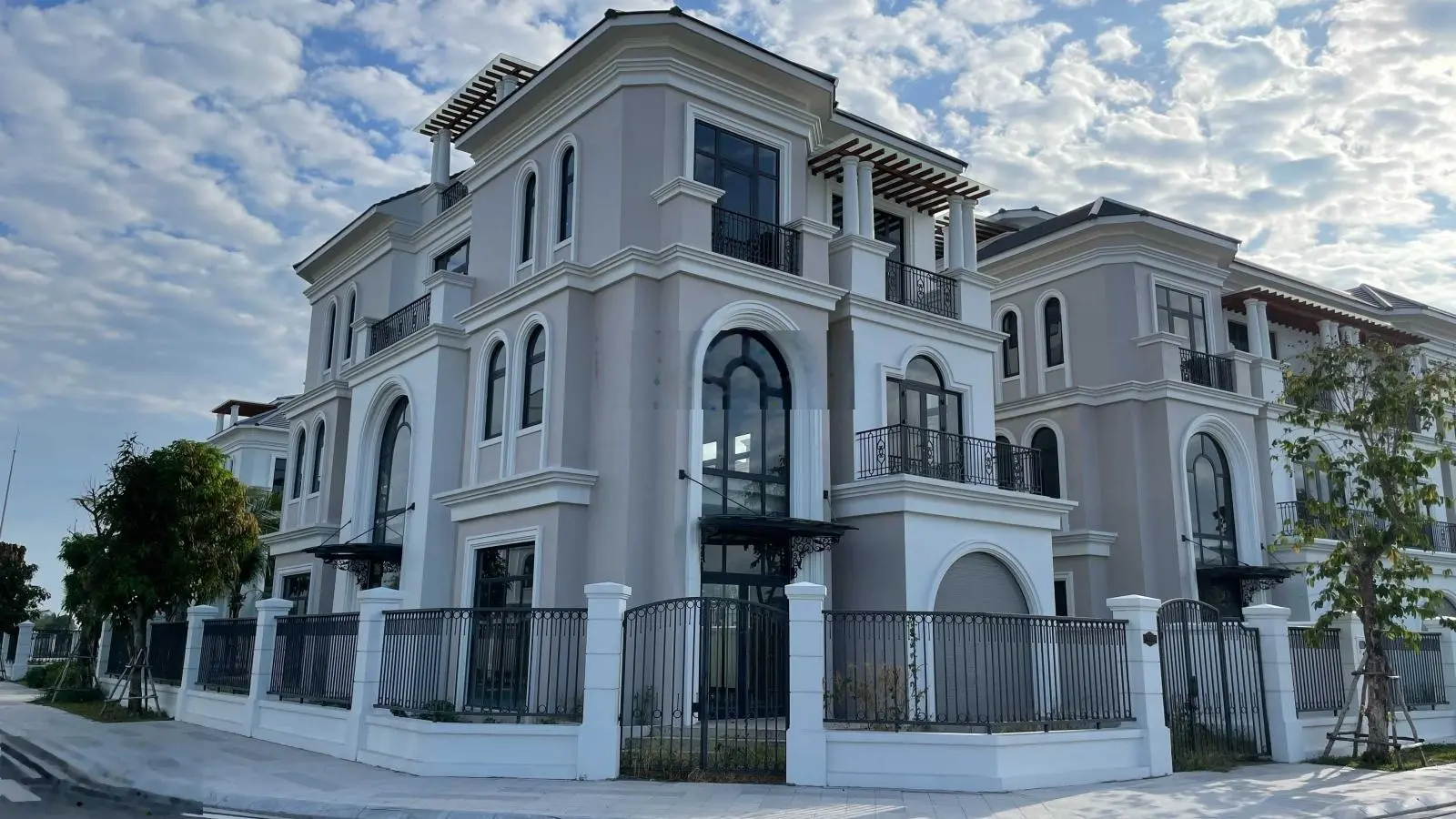 Bán nhà phố, biệt thự liền kề tại Vinhomes Grand Park. Liên hệ 0828/030/977 Thiện