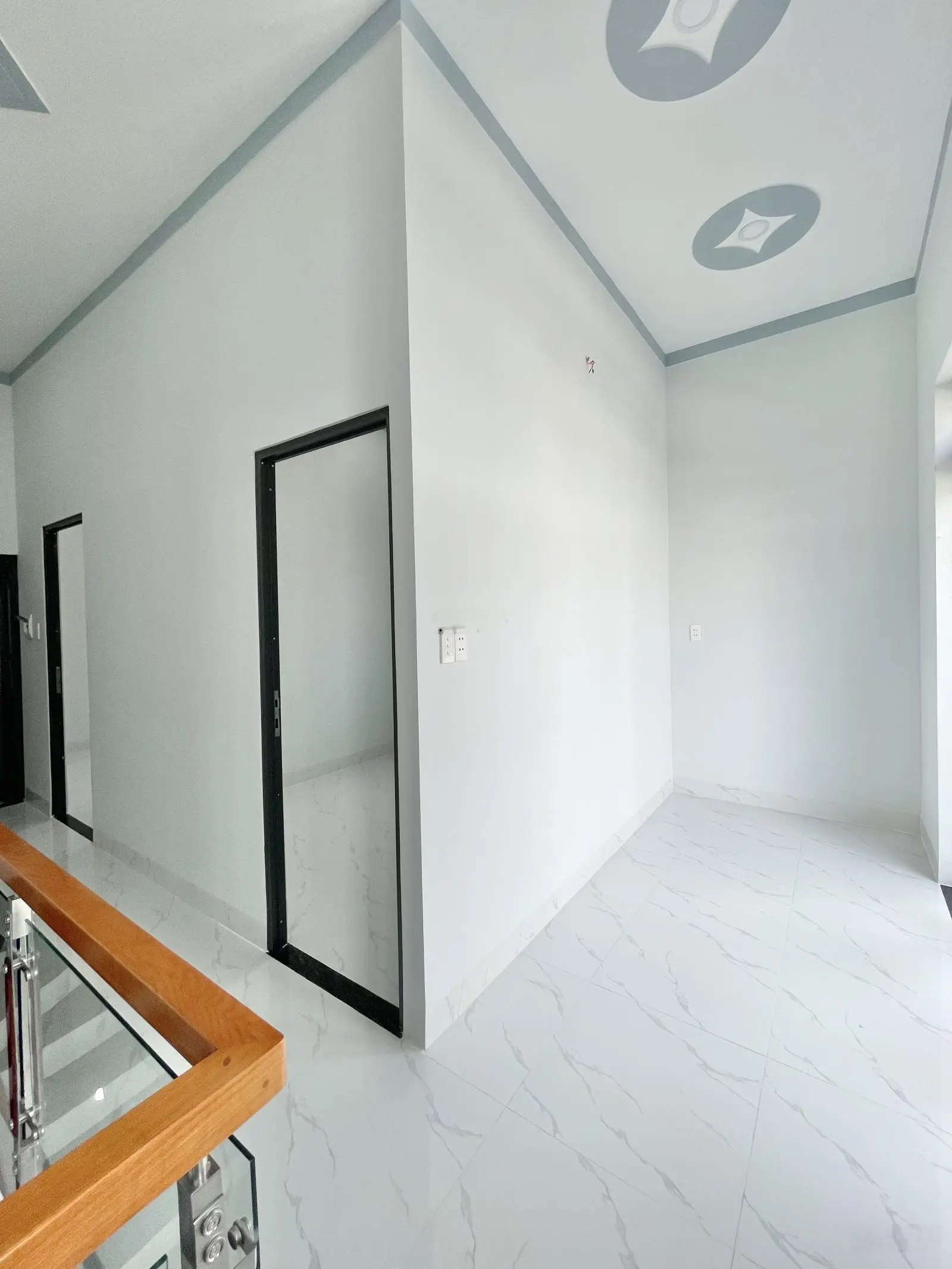 Cần bán nhà mới hoàn thiện ngang 5M ngay đường nguyễn đức thiệu phường dĩ an vào 1 sẹc tới nhà