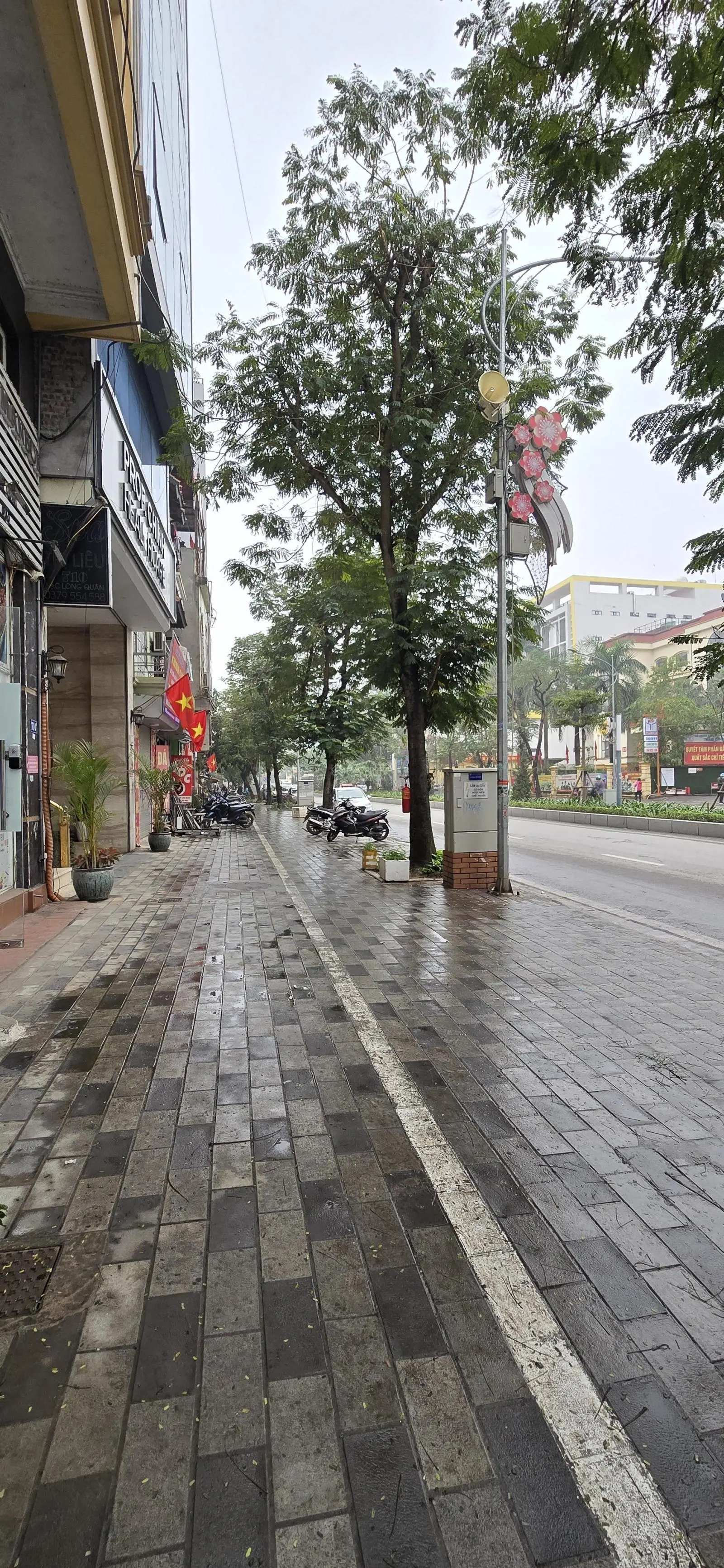 (giá đầu tư MT 14m) bán MP Lạc Long Quân - Tây Hồ 400m mặt tiền 14m vỉa hè rộng 6m đối diện Lotte
