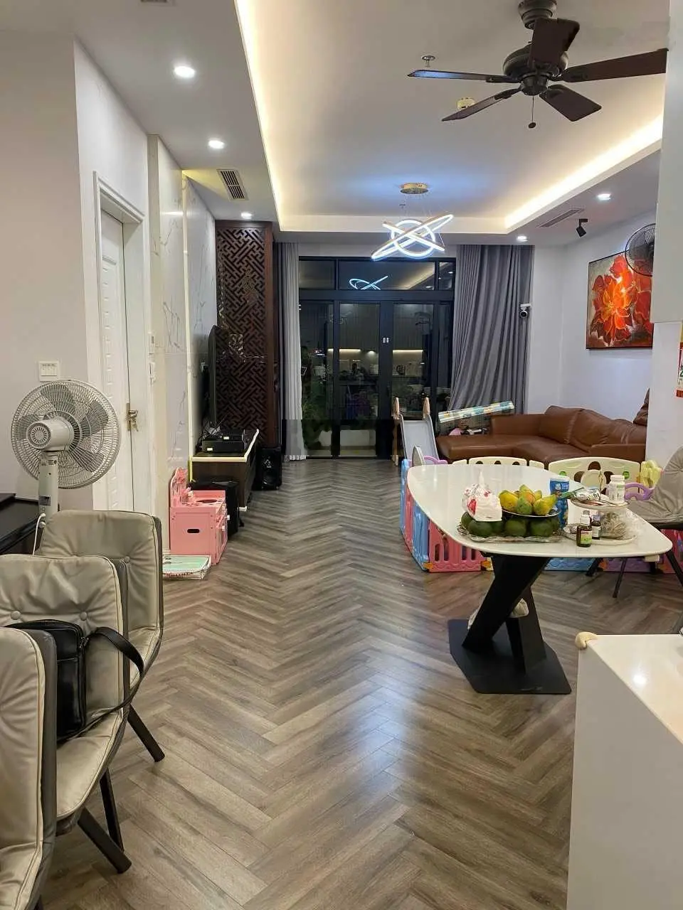 Bán gấp căn hộ Home City Trung Kính Complex, Trung Hòa, siêu đẹp, căn hoa hậu, view ra hồ điều hòa
