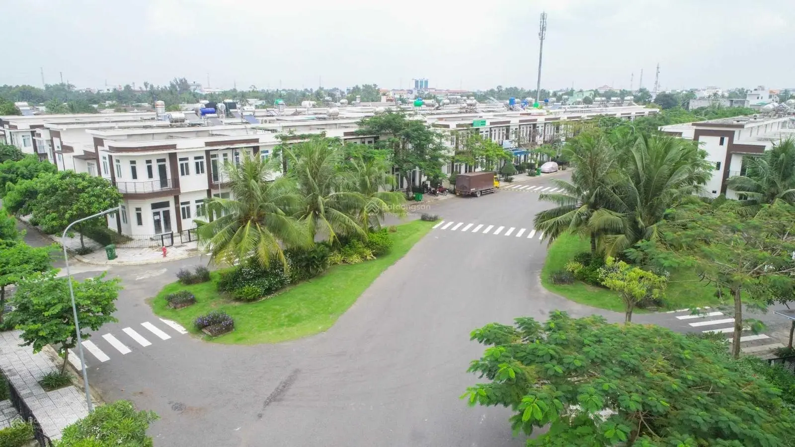 Ngân hàng cho vay 80% (4m x 17m). Sổ hồng riêng. Nhà đối diện công viên