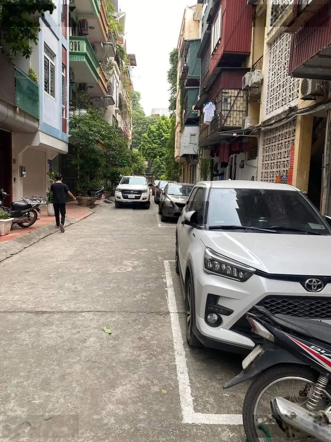 Bán căn hộ tập thể hoàng quốc việt - ôtô đỗ cửa - tặng full nội thất - 80m - 3 ngủ - 3 tỷ nhỉnh