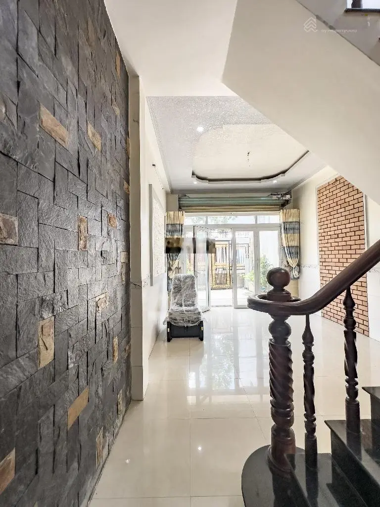 TT Hóc Môn - phù hợp mở công ty văn phòng. Sát MT Trưng Nữ Vương. DT 11*35m. Sổ hồng riêng, pháp lý