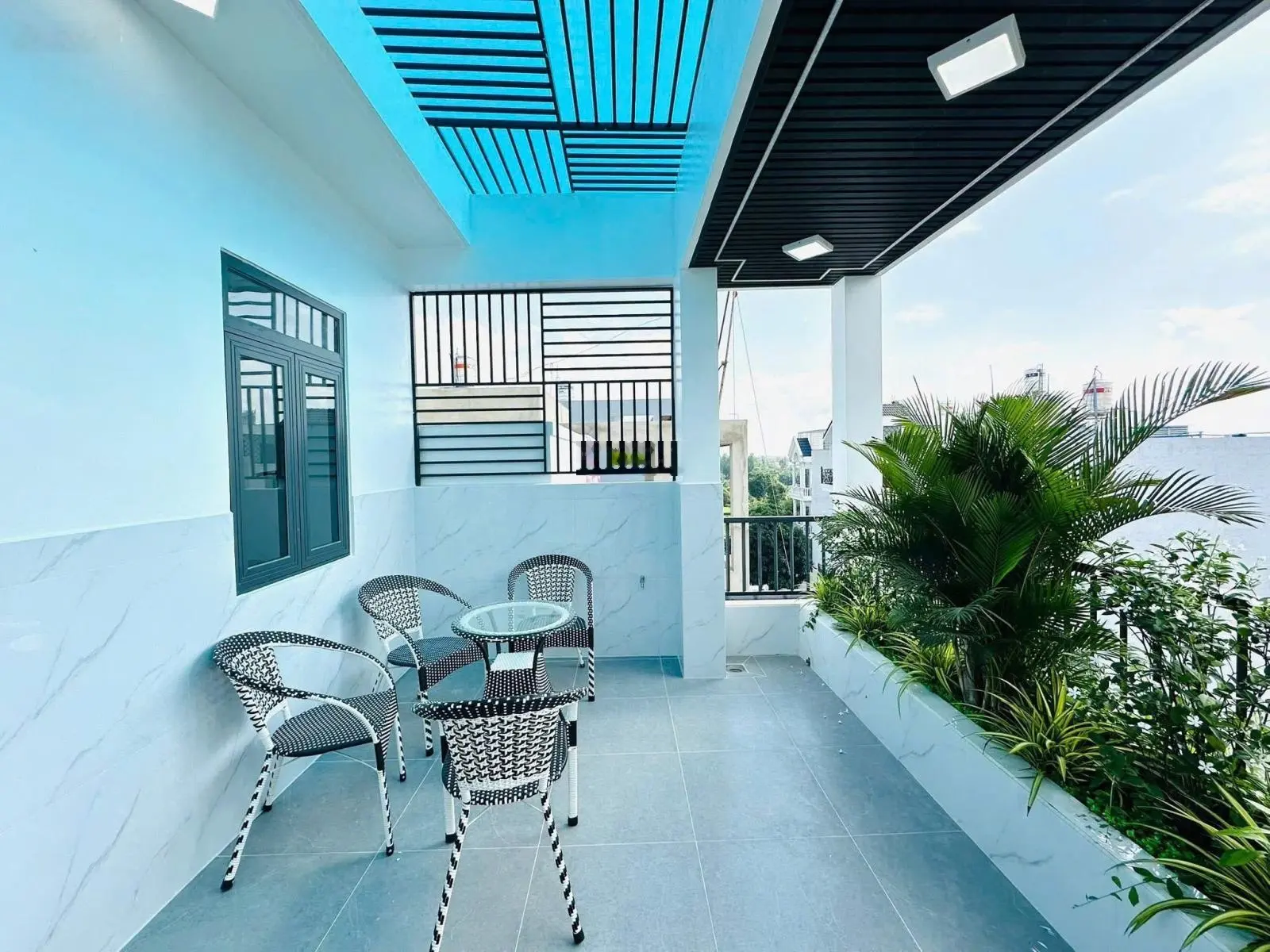 Bán nhà đẹp khu phân lô 4,5m x 14m. xây 1 lửng 3 lầu,đường nhựa 12m có vỉa hè thông lê thị riêng.