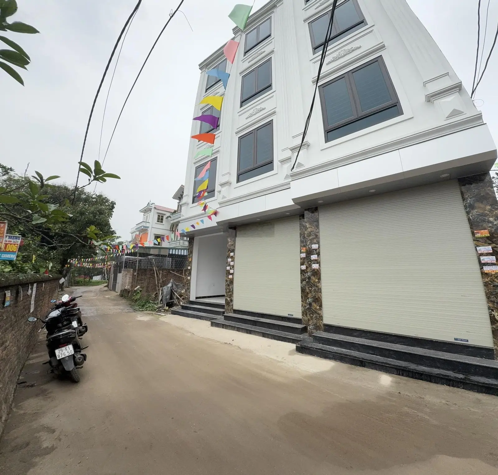 Chính chủ cần bán căn nhà mới tinh tại Phụng Châu