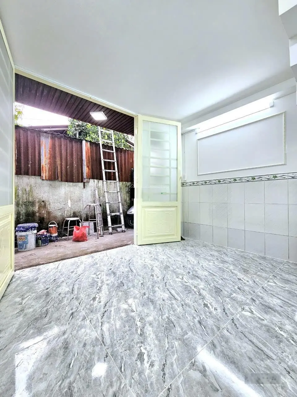 Nhà đẹp và ở liền 1 lầu, kế Quận 7. 750 triệu