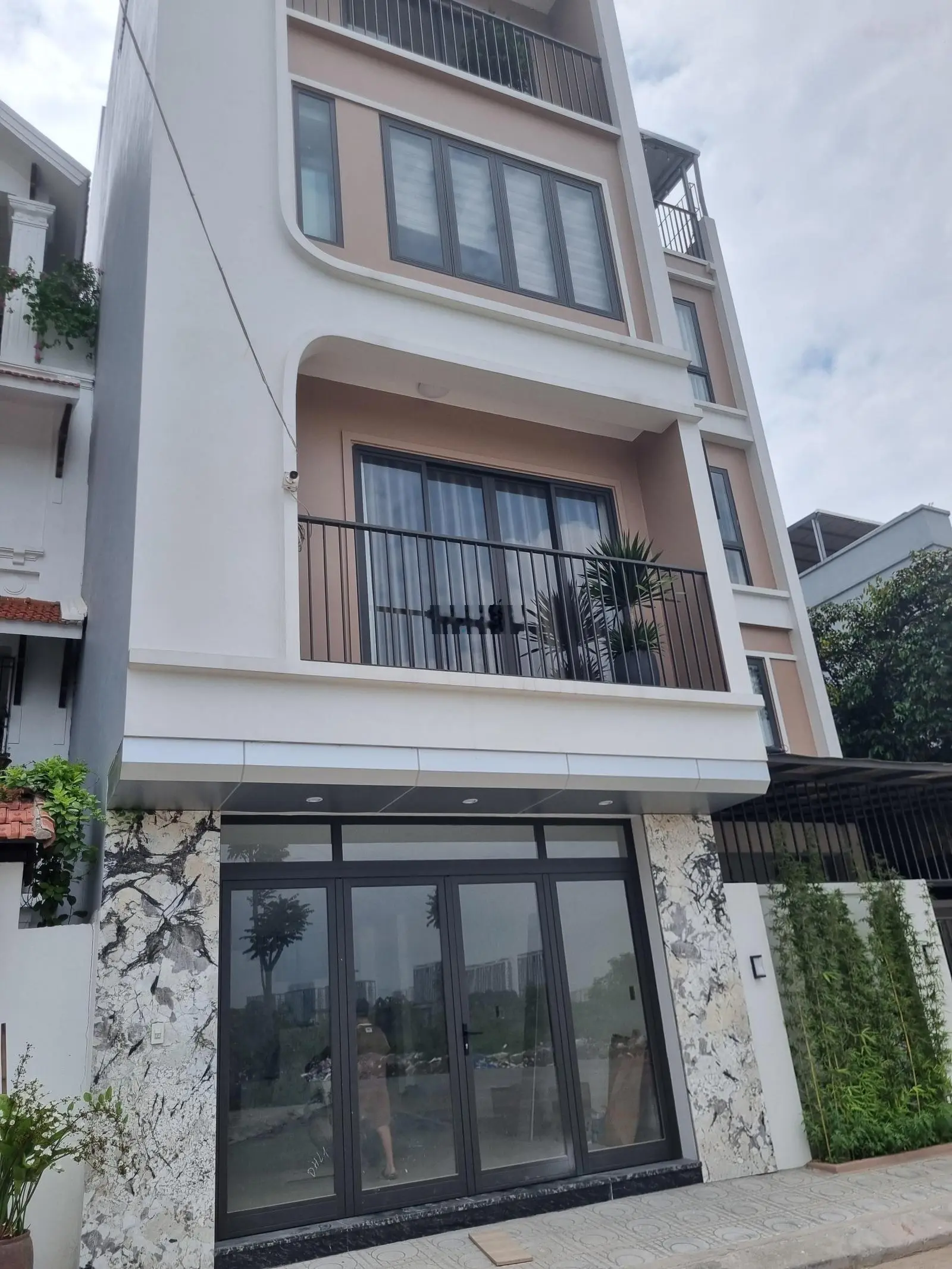 46m, 6 tầng, thang máy, giá hơn 9 tỷ phố Nguyễn Văn Cừ Long Biên CHỦ HẠ CHÀO CẦN B.Á.N G.ẤP