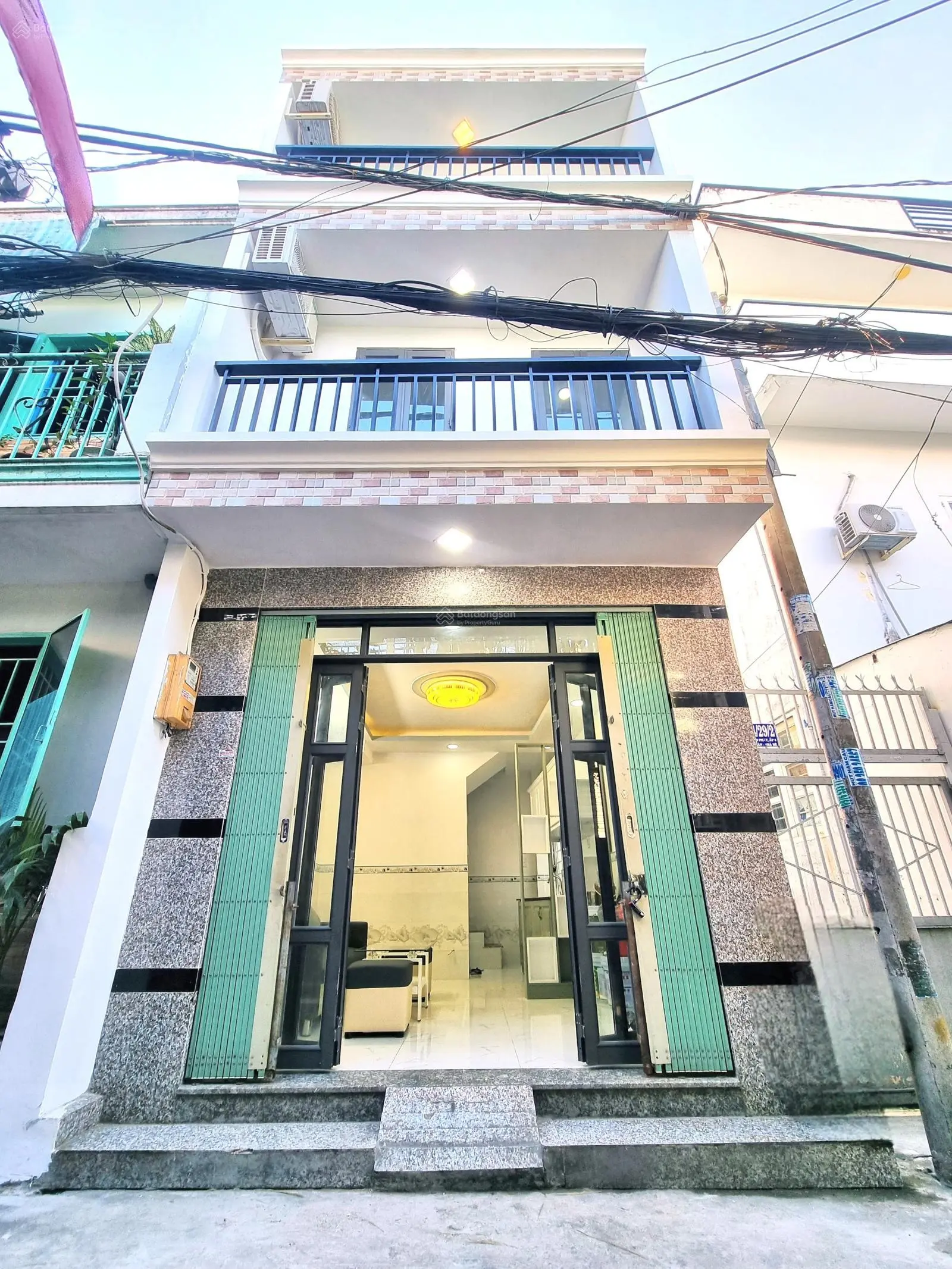 Nhà 2 lầu, mặt tiền hẻm vị trí mua bán kinh doanh đều được. Hẻm trước nhà 4m