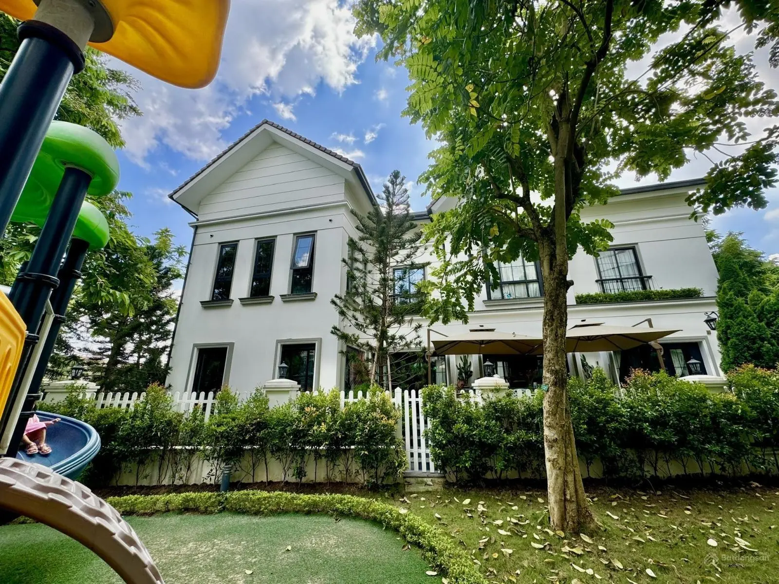 Chính chủ bán nhanh biệt thự Vinhomes Thăng Long trục chính, gần hồ, giá tốt nhất TT