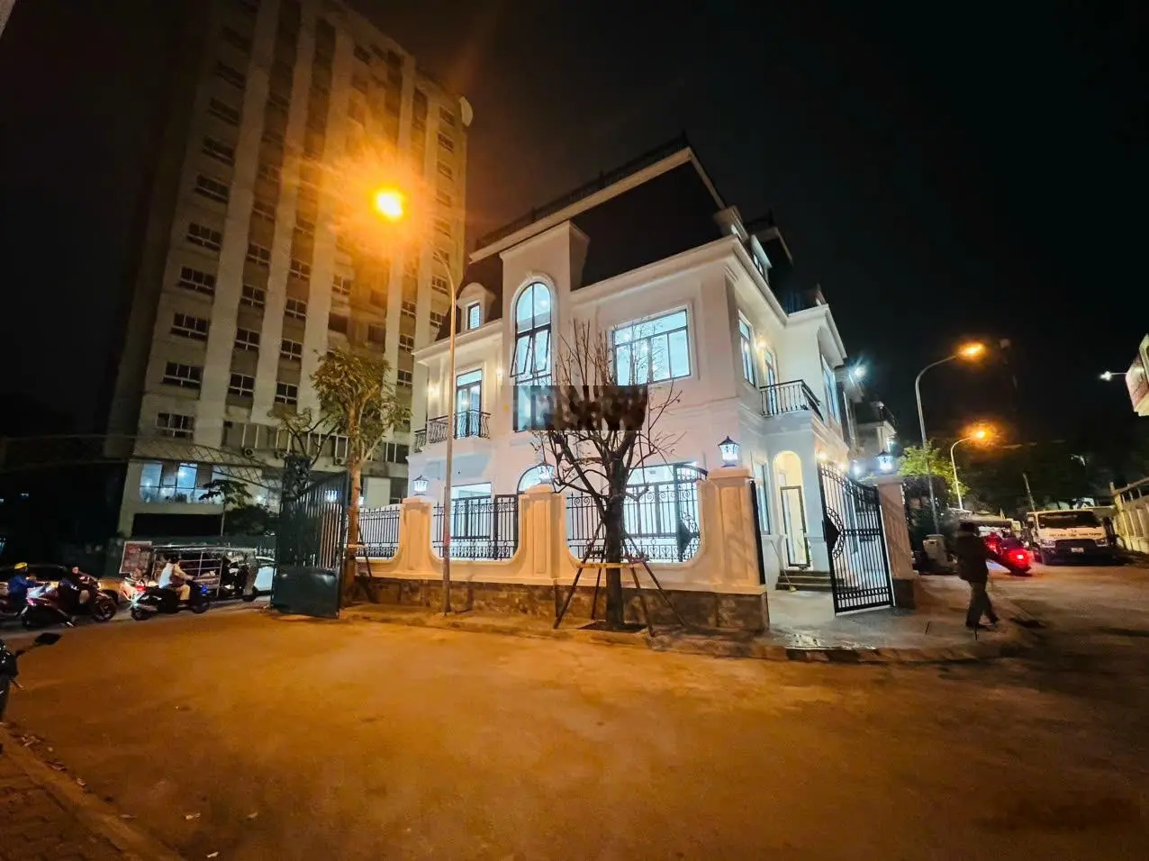 Bán biệt thự góc ngã 4 phố Sa Đôi - Đại Mỗ, 210m2 x 43m MT. Đắng cấp nhất phố. Hiếm nhà bán