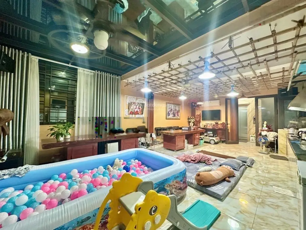 Nhà đẹp ô tô đỗ vào nhà viw hồ thoáng sáng giá hấp dẫn. Gần hồ linh Quang