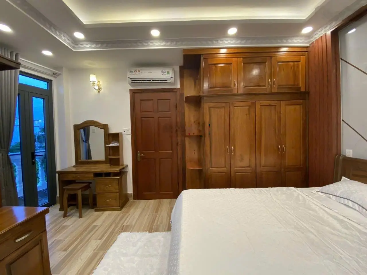 Căn gốc full nội thất gỗ tự nhiên trung tâm thị trấn