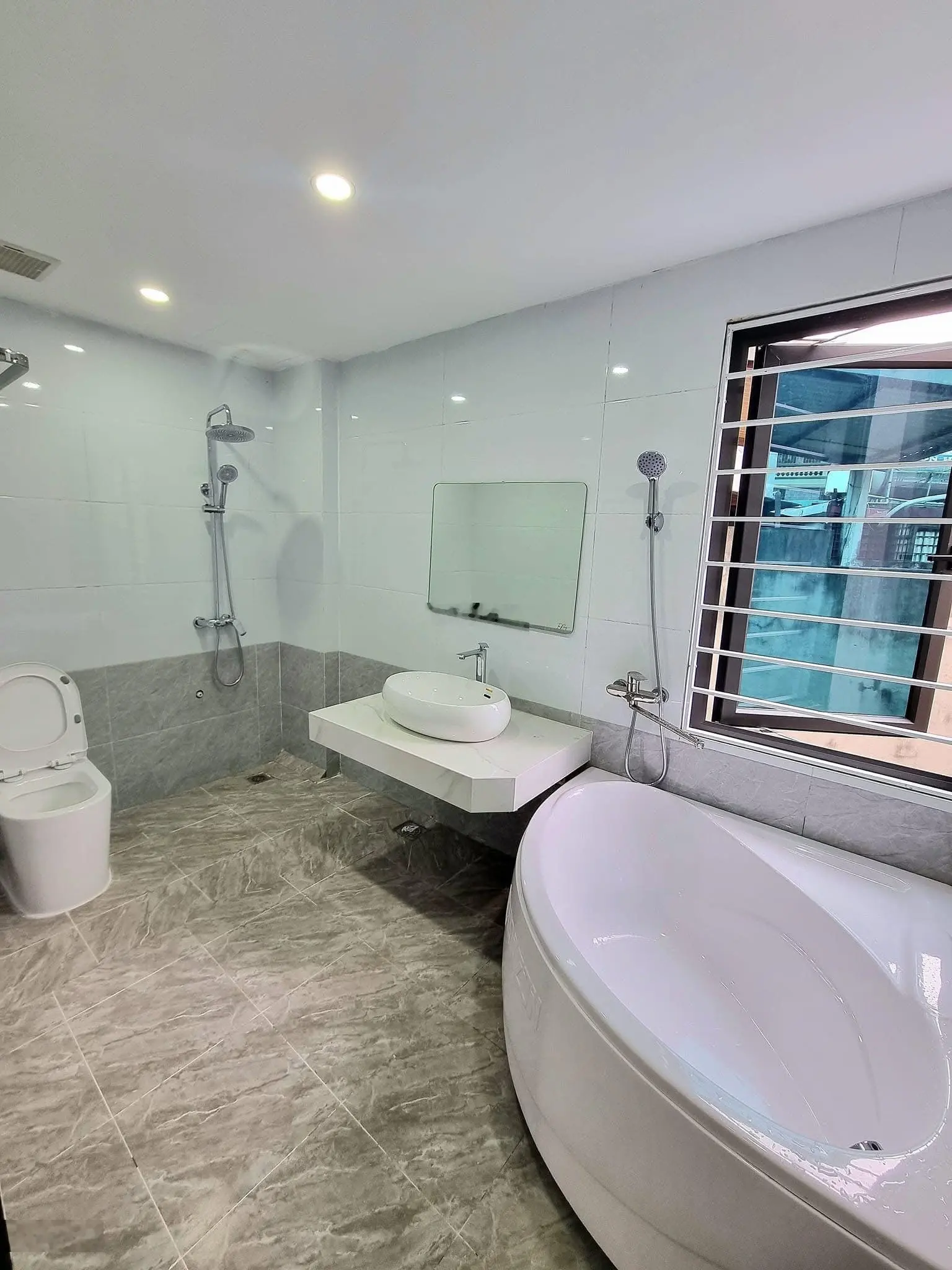 Chính chủ bán nhà xây mới 57 m2 x 6 tầng - 6 ngủ sổ đỏ phố Khâm Thiên nhỉnh 9 tỷ - ngõ ngắn - rộng