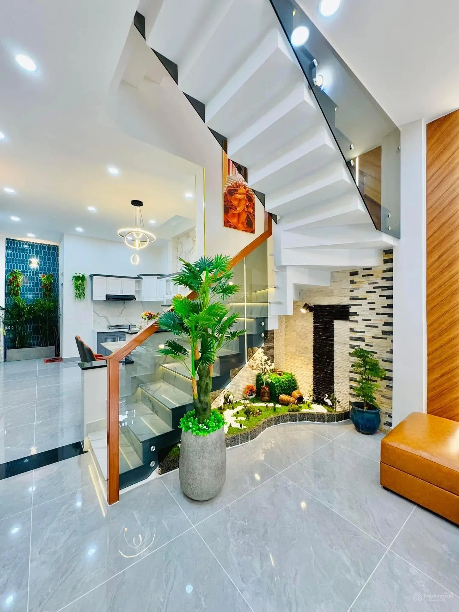 Định cư, bán nhà Trần Tuấn Khải - P5 - Q5. Giá 2Tỷ800/61,3m2 cho thuê 28 triệu. Gần chợ Hoà Bình