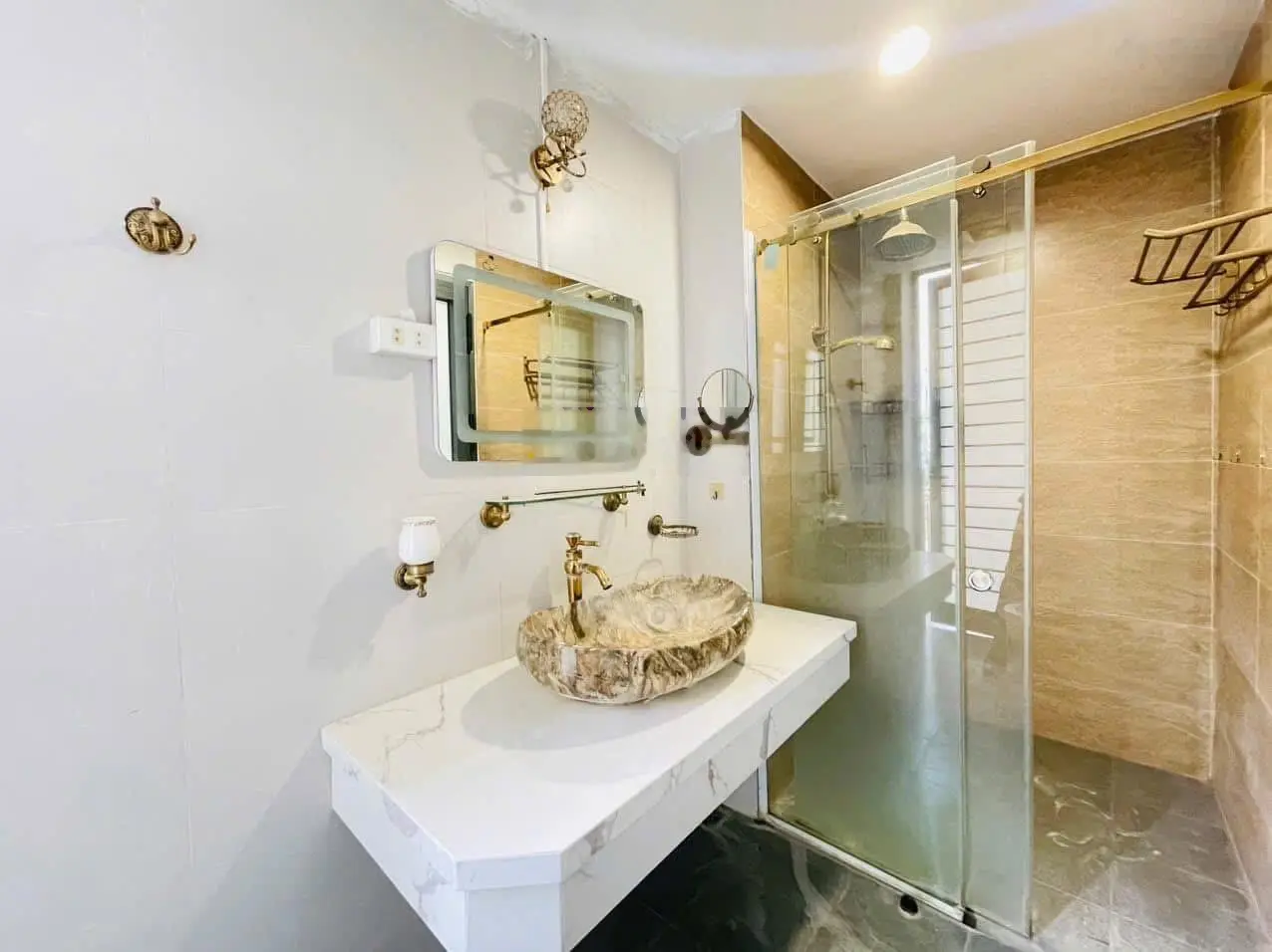 Bát Khối - Long Biên, nhà đẹp ở ngay, đường ô tô tránh, gần trung tâm, tiện ích
