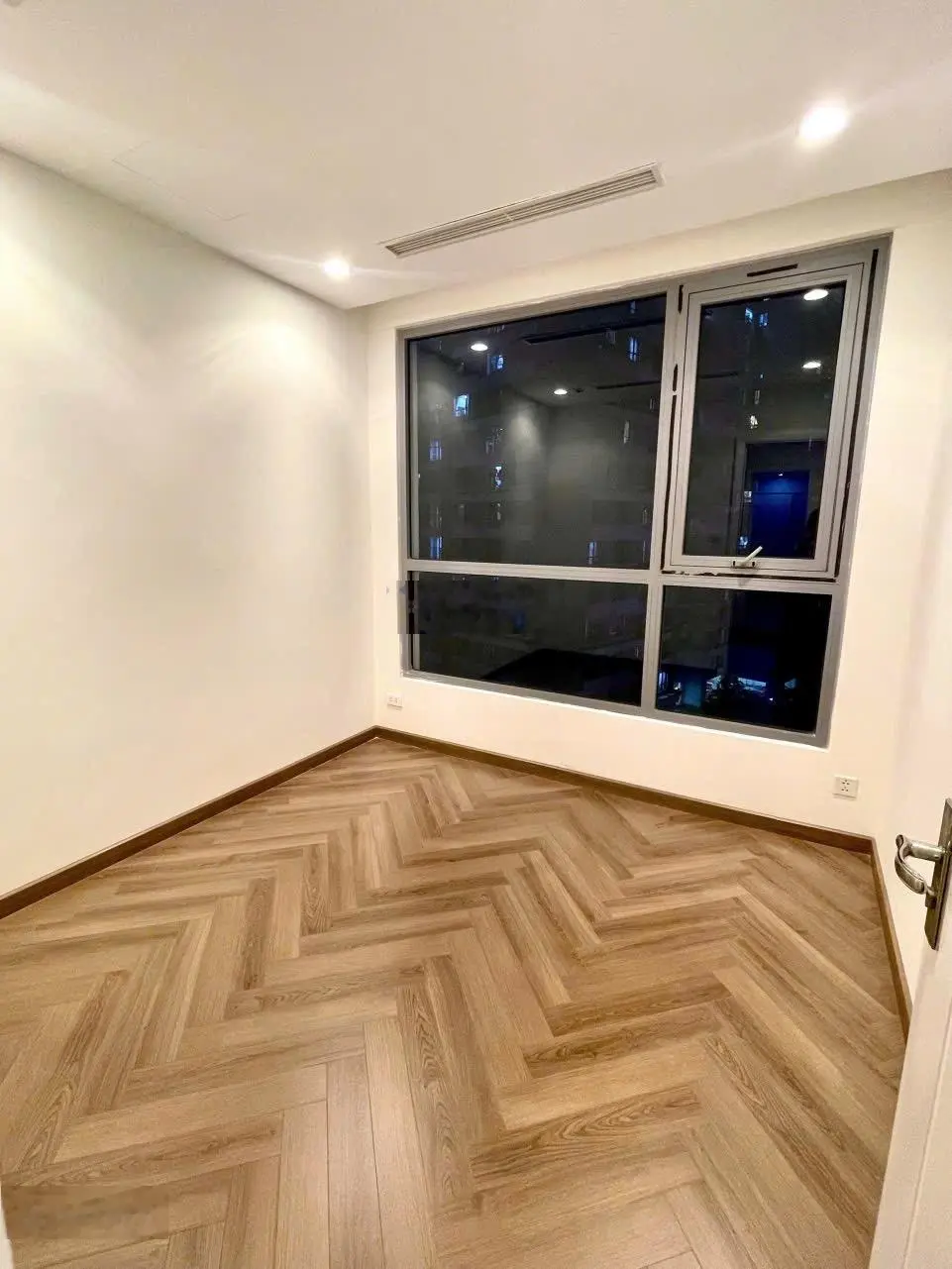 Gia đình cần bán căn 120m2 góc Đông Bắc Park Hill Times City - LH 0908 833 ***
