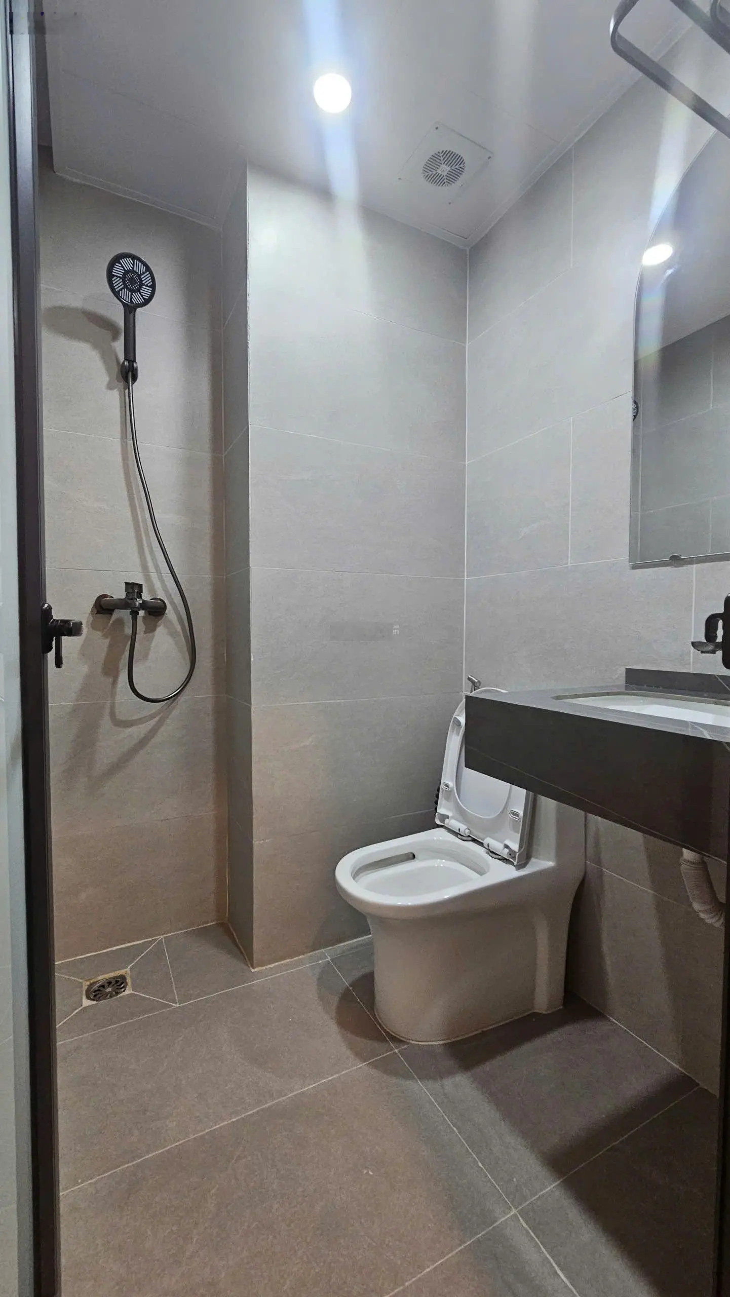 Nhà đẹp phân lô hai mặt tiền phố Phạm Văn Đồng, 15m ra phố. Ngõ rộng ba gác.