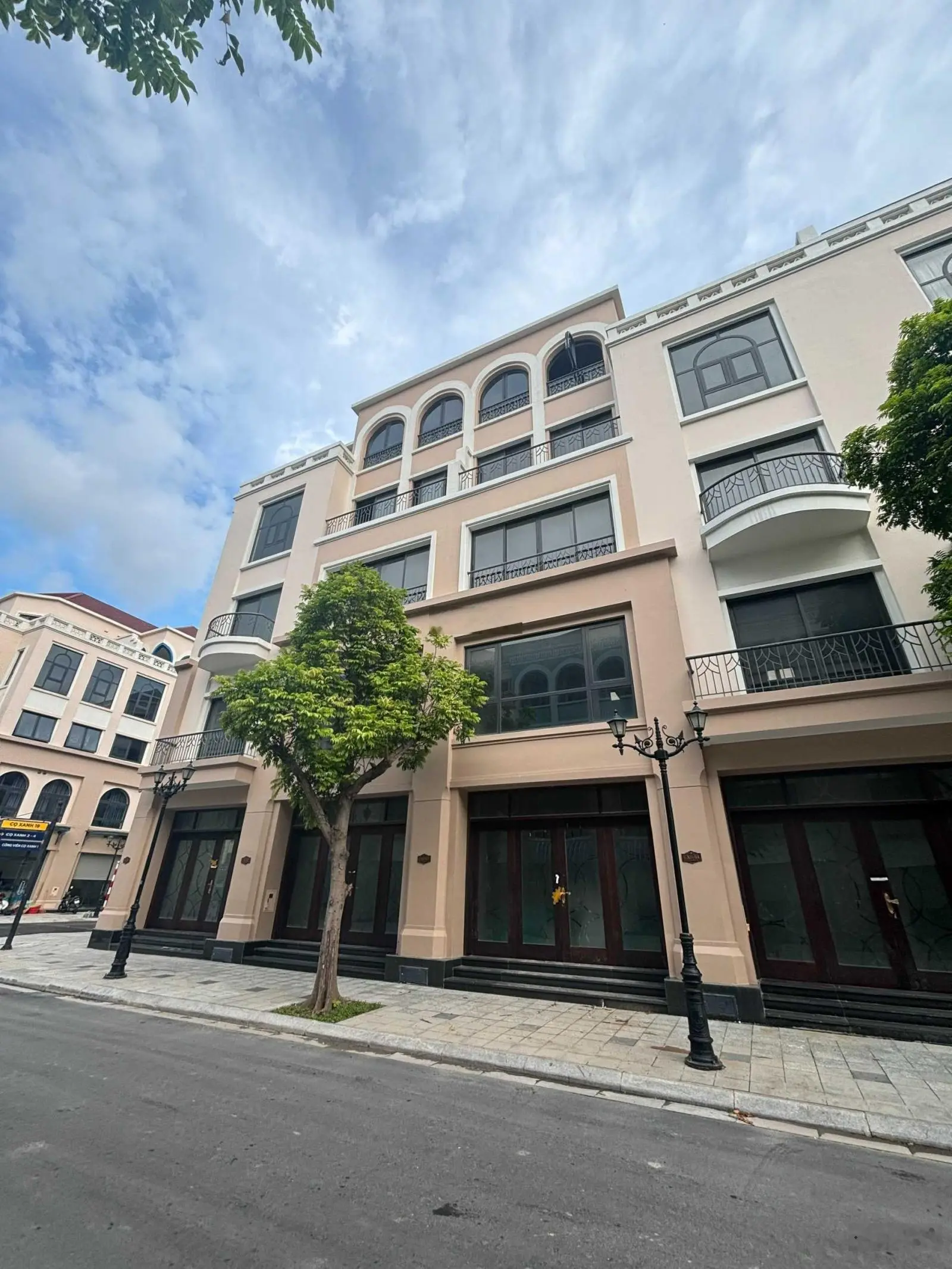Chính chủ cần nhượng lại căn liền kề trực diện cổng trường Vinschool giá 9. tỷ