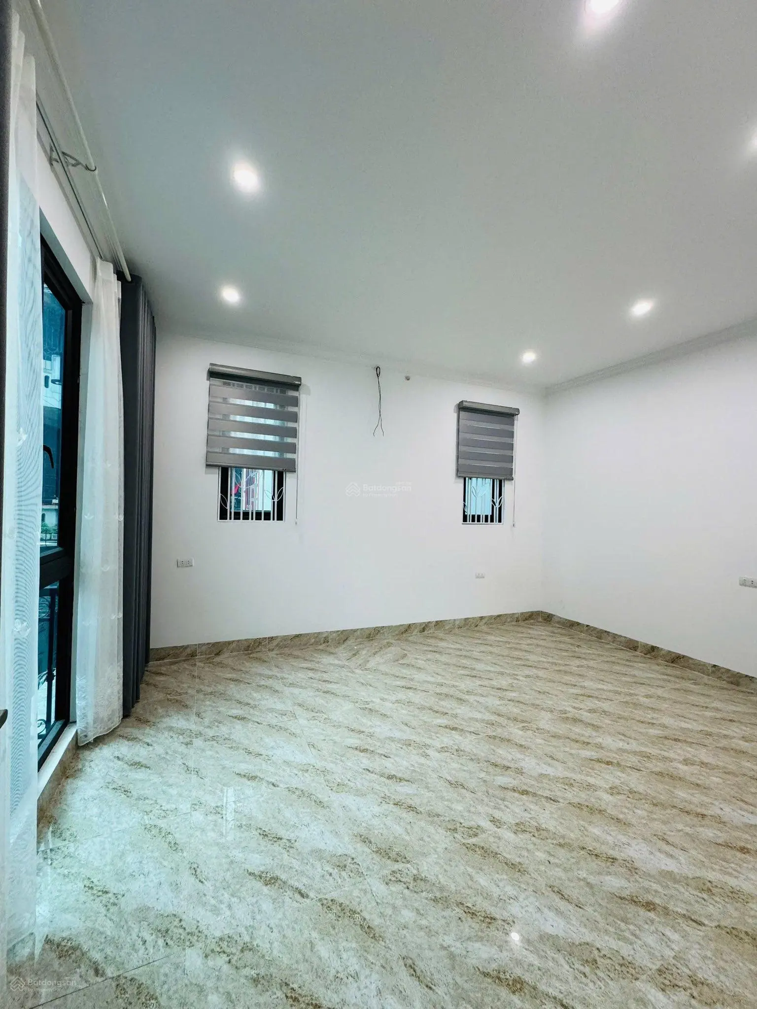 Bán nhà riêng tại Lê Trọng Tấn, 9,5 tỷ, 33m2,sử dụng 49m, 4PN + 4WC,ô tô vào tận cửa, Thang Máy xịn