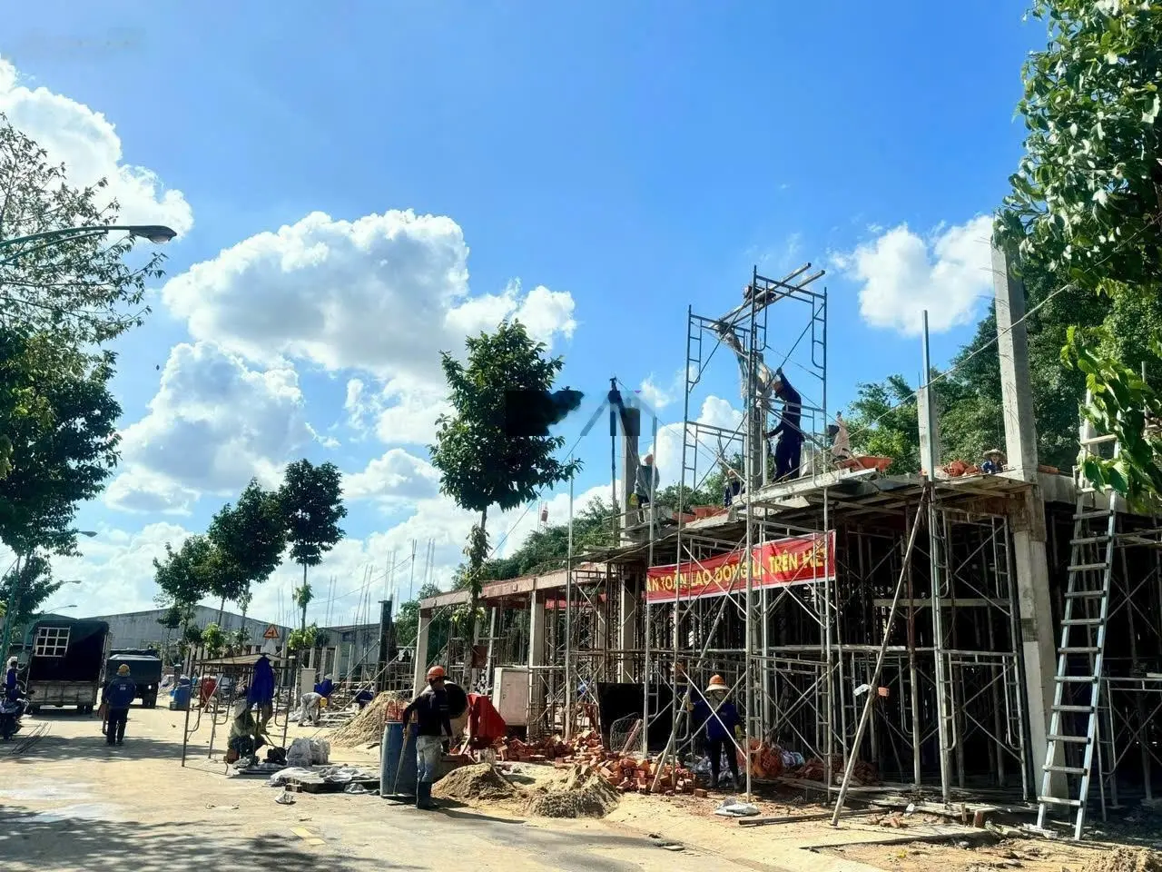 Nhà 1 trệt 1 lầu, 1 trệt 2 lầu, mặt tiền DT 743. Khu dân cư đông đúc, an ninh 24/7, sổ hồng riêng