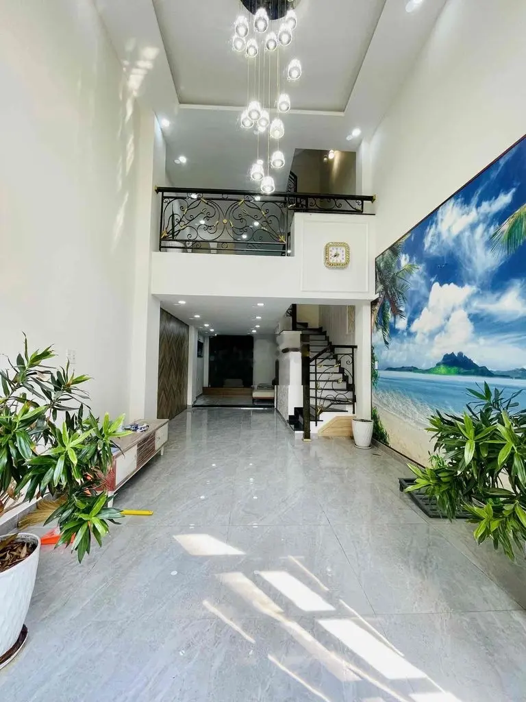 Nhà quận 11 bán giá rẻ 8 tỷ. 4.5 lầu, Nhà đẹp sạch sân rộng xe hơi SHR