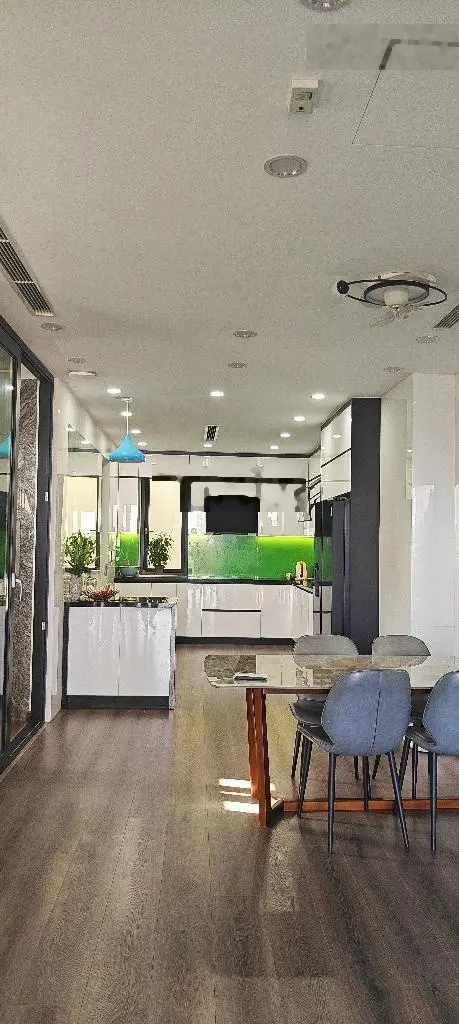 Bán nhà mặt ngõ 11 Việt Hưng, vỉa hè 3m, view công viên. Kinh doanh, vp đẹp. DT: 83m2,6 T MT: 5m