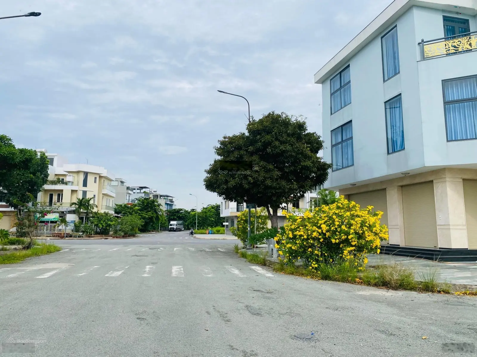 Lô đất 2 mặt tiền đừơng lớn 21m khu 4,5 Long Hưng City cần bán gấp 31tr/m2