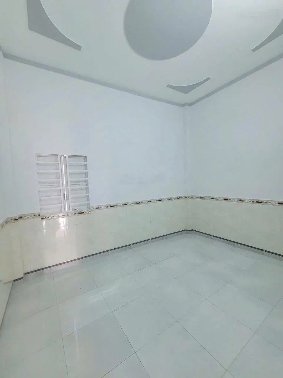 Nhà trệt lầu. 3 PN - 2 WC - sân xe hơi gần sân vận động Dĩ An. DT: 73.2m2. Đường 6m. Giá: 3.7 tỷ TL