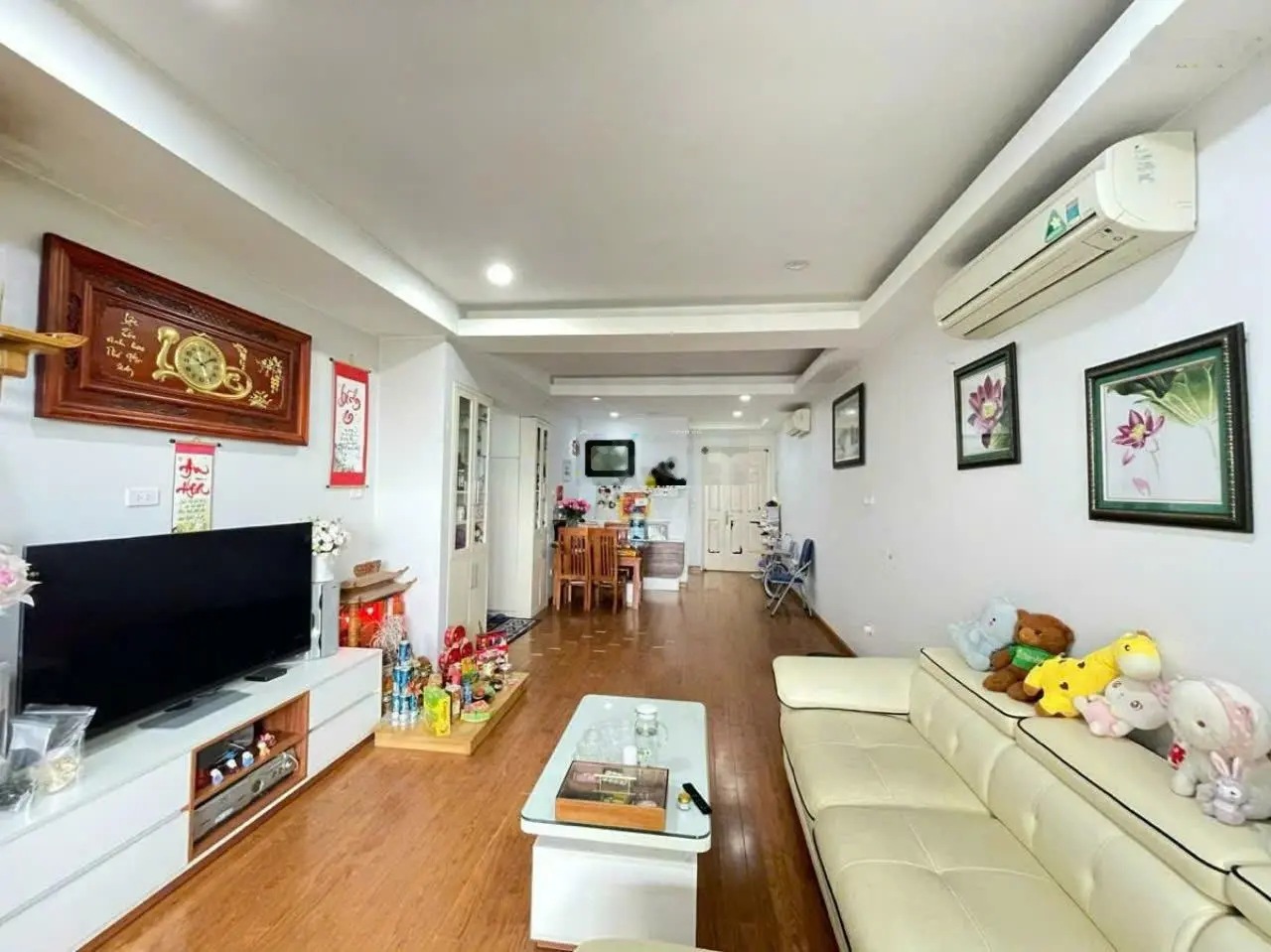 Bán nhà phố Trần Quốc Hoàn, vỉa hè, 2 mặt tiền, kinh doanh, 60m2 17 tỷ