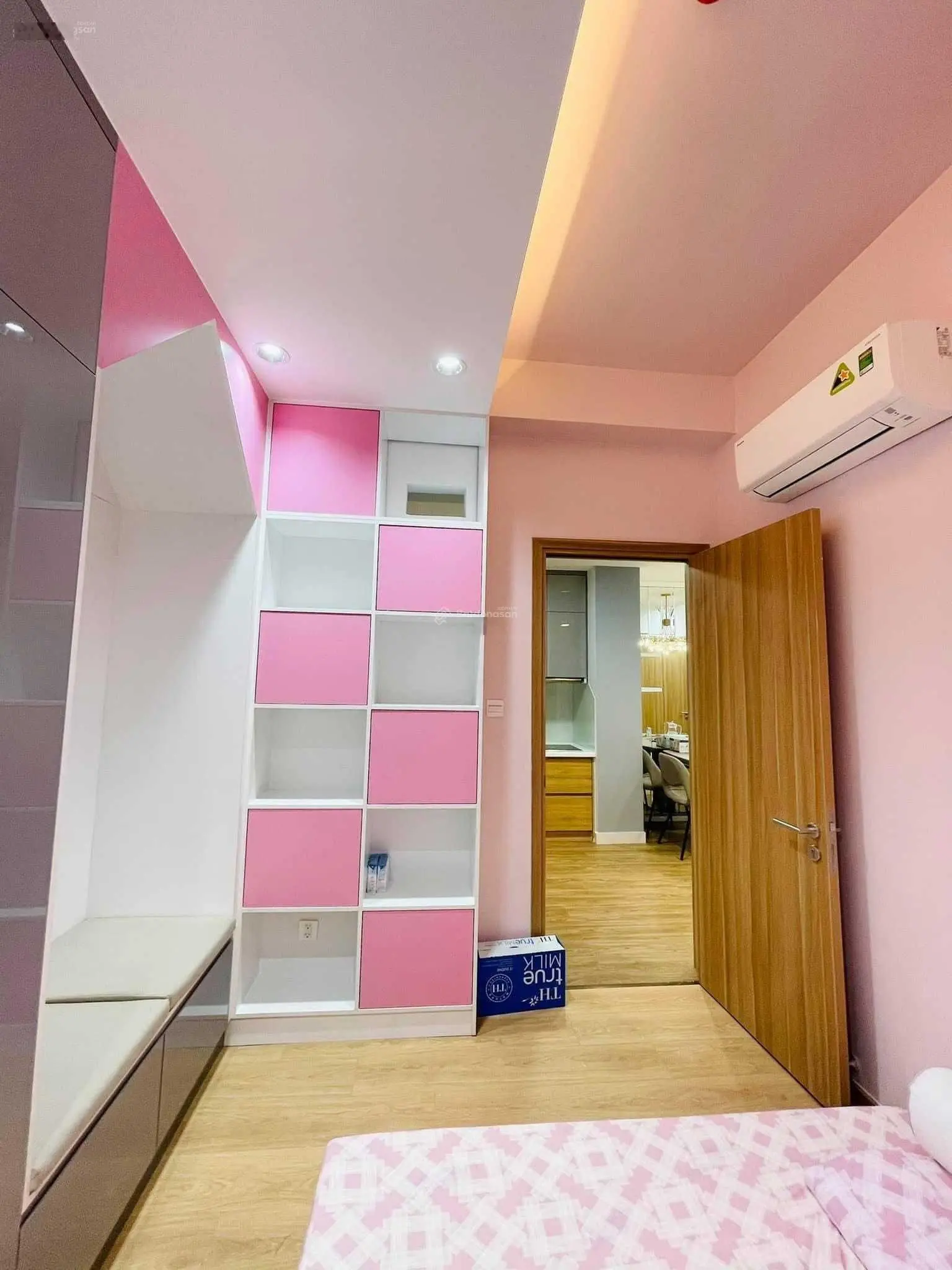 Cần bán căn hộ ngay trung tâm TP. Thủ Đức, 2 phòng ngủ đầy đủ nội thất, giá rẻ hơn thị trường