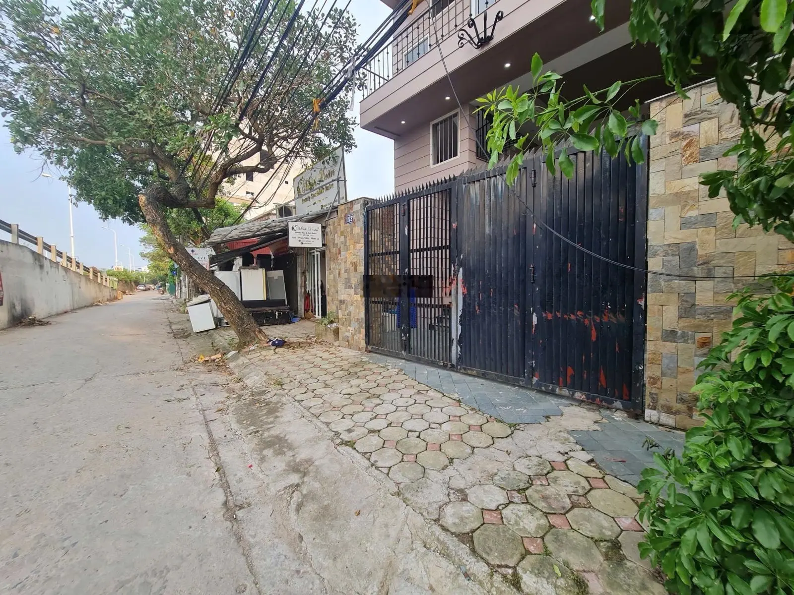 Bán nhà phố mặt đường An Dương Vương - view sông Hồng cực đẹp - DT 180m² - mặt tiền 7.5m