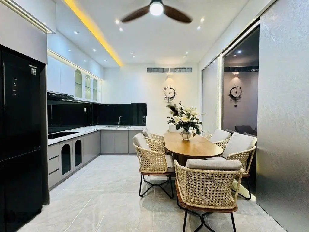 Ngay chợ Bến Thành nhà 30m đường Lê Thánh Tôn, Phường Bến Nghé, Quận 1 TpHCM giá bán 3tỷ100. Hẻm 6m