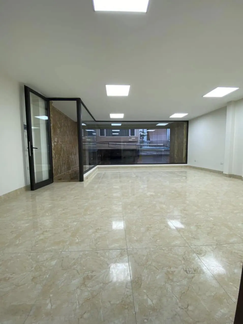 Bán toà văn phòng mặt phố ngã tư Nguyễn Xiển - Nguyễn Trãi, MT đẹp 4,8m, 65m2, 36,9 tỷ, KD sầm uất