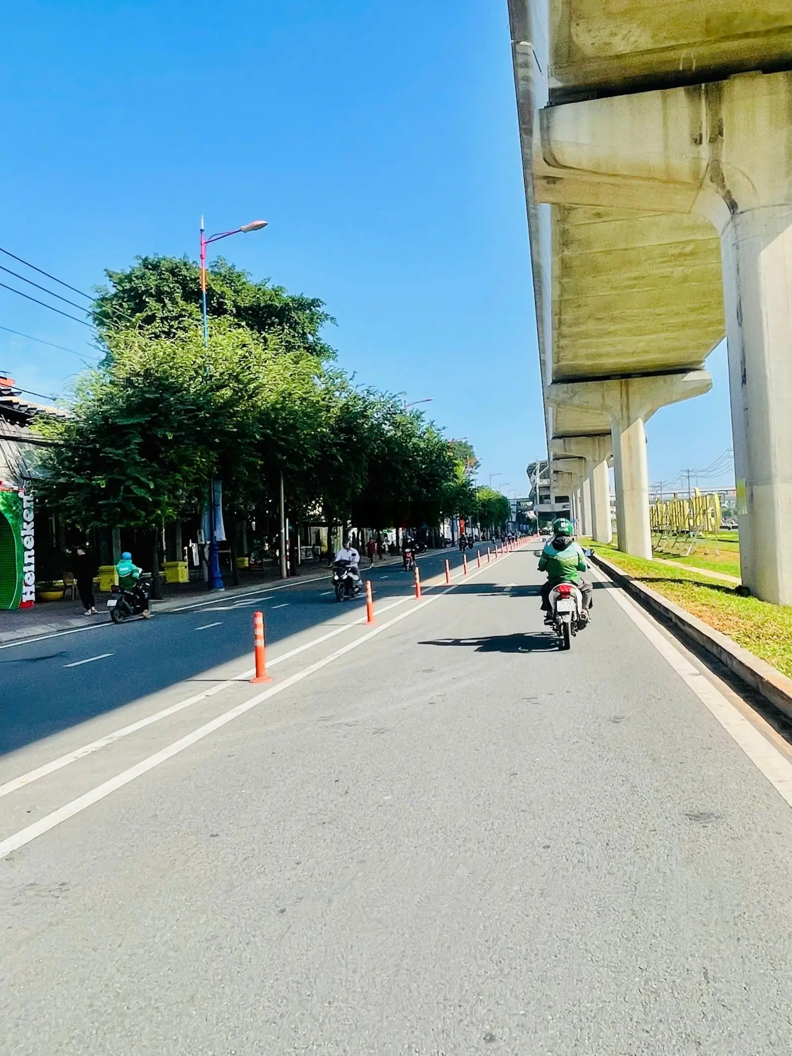 Ngộp ngân hàng giảm 3,2 tỷ, bán gấp nhà đường 11 mét Nguyễn Văn Bá, ngay Ga Metro, DT: 108m2, T, 2L