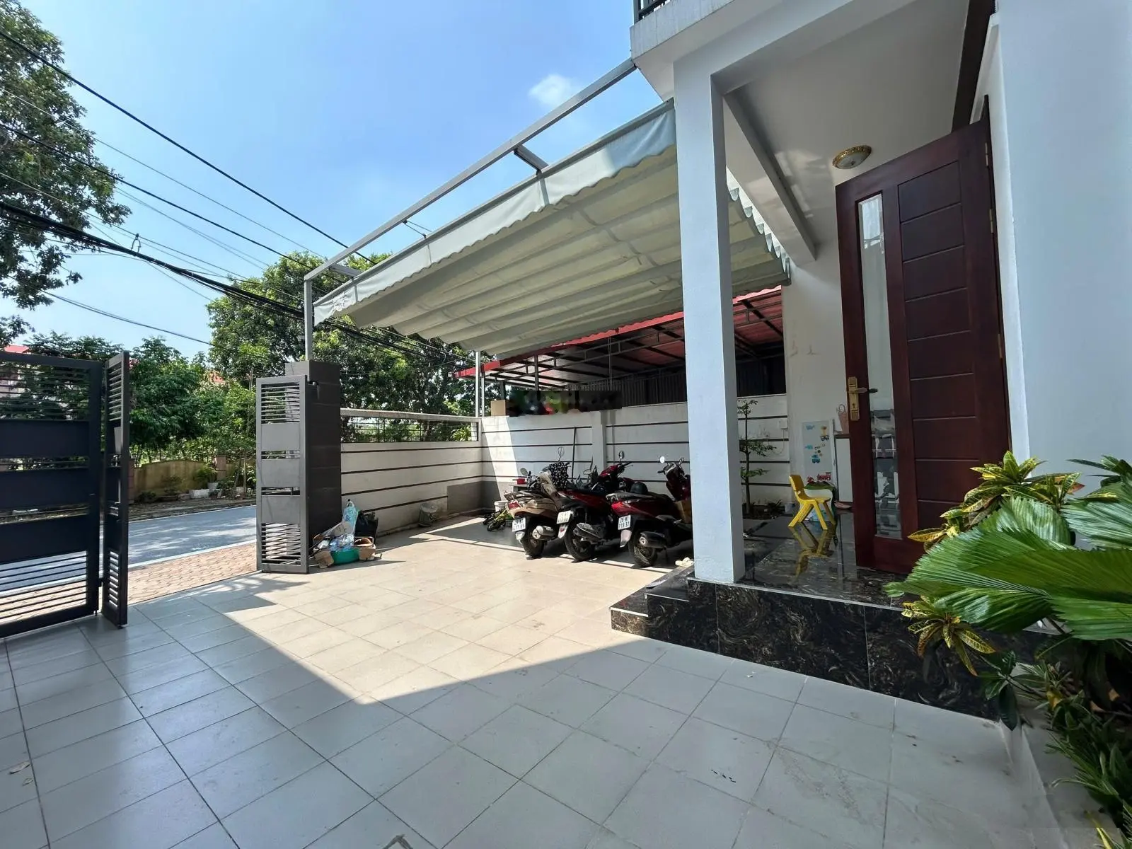 Bán căn nhà to, biệt thự thu nhỏ, 2,5 tầng, sổ đỏ pháp lý rõ ràng, giá tốt nhất thị trường đát nền