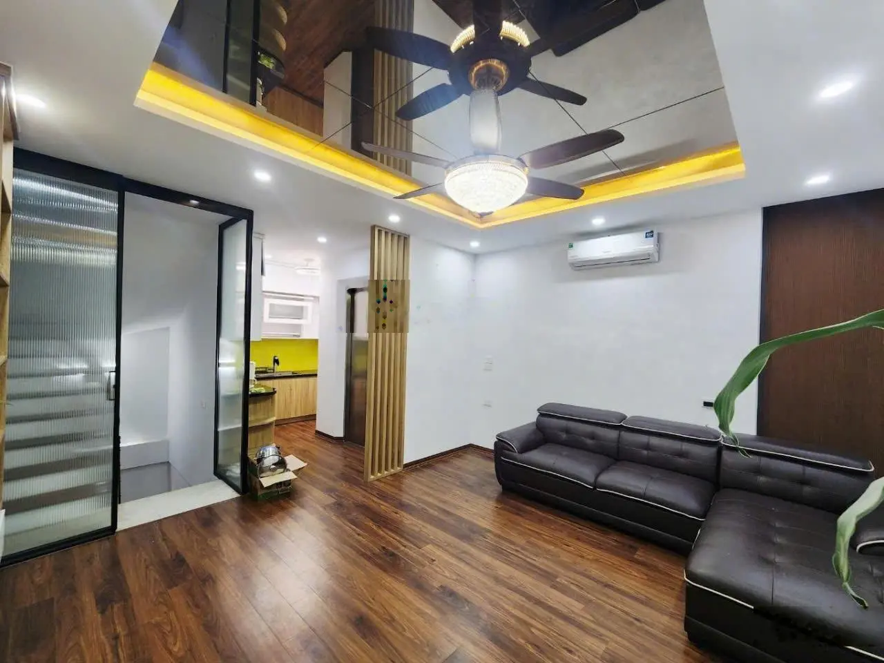 Lô góc - ô tô dừng đỗ 100 cái - gara ô tô - kinh doanh - văn phòng - tiện ích quanh nhà