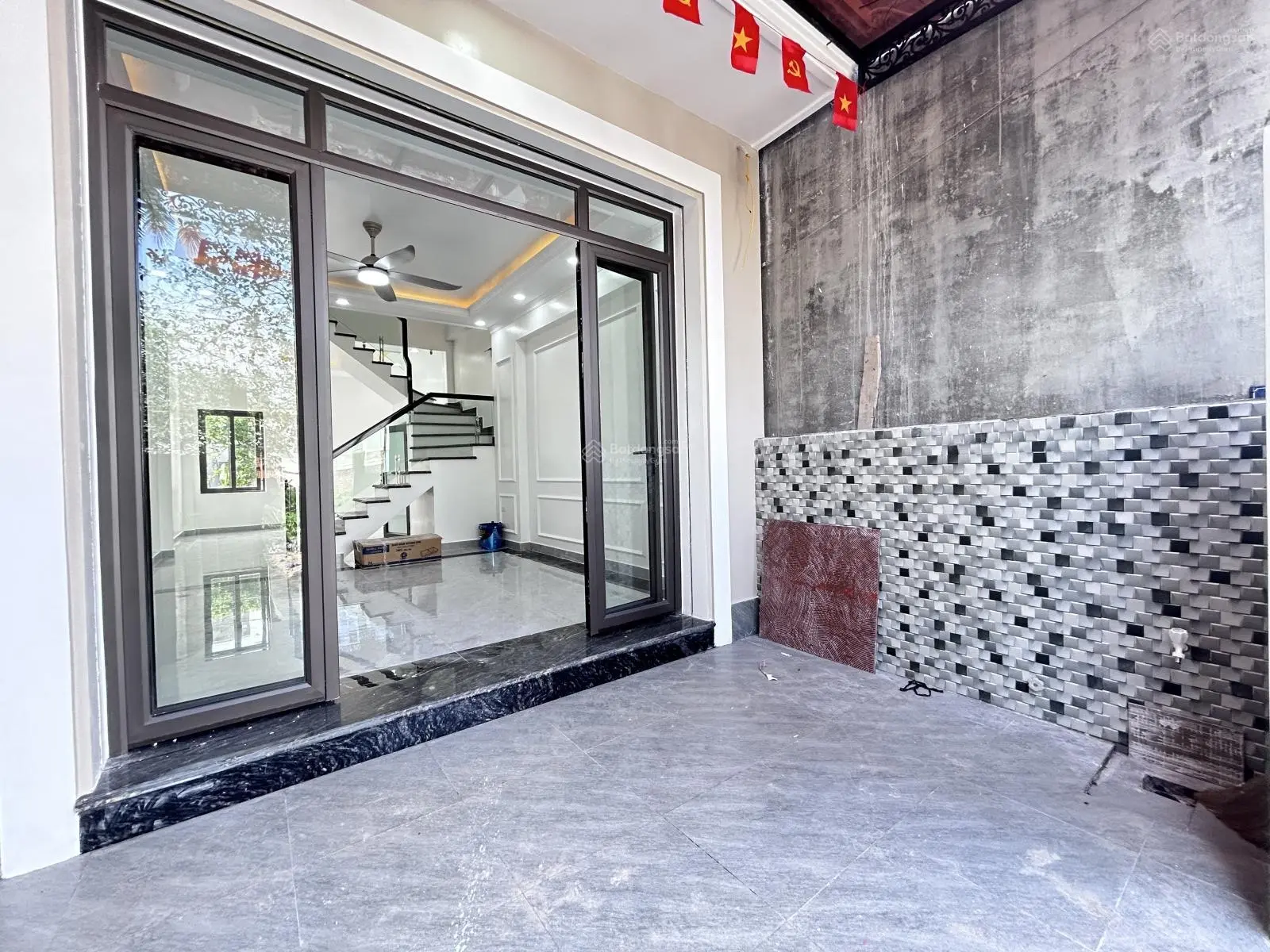 Nhà khu vực Phủ Thượng Đoạn, xây mới độc lập, sân cổng riêng.
